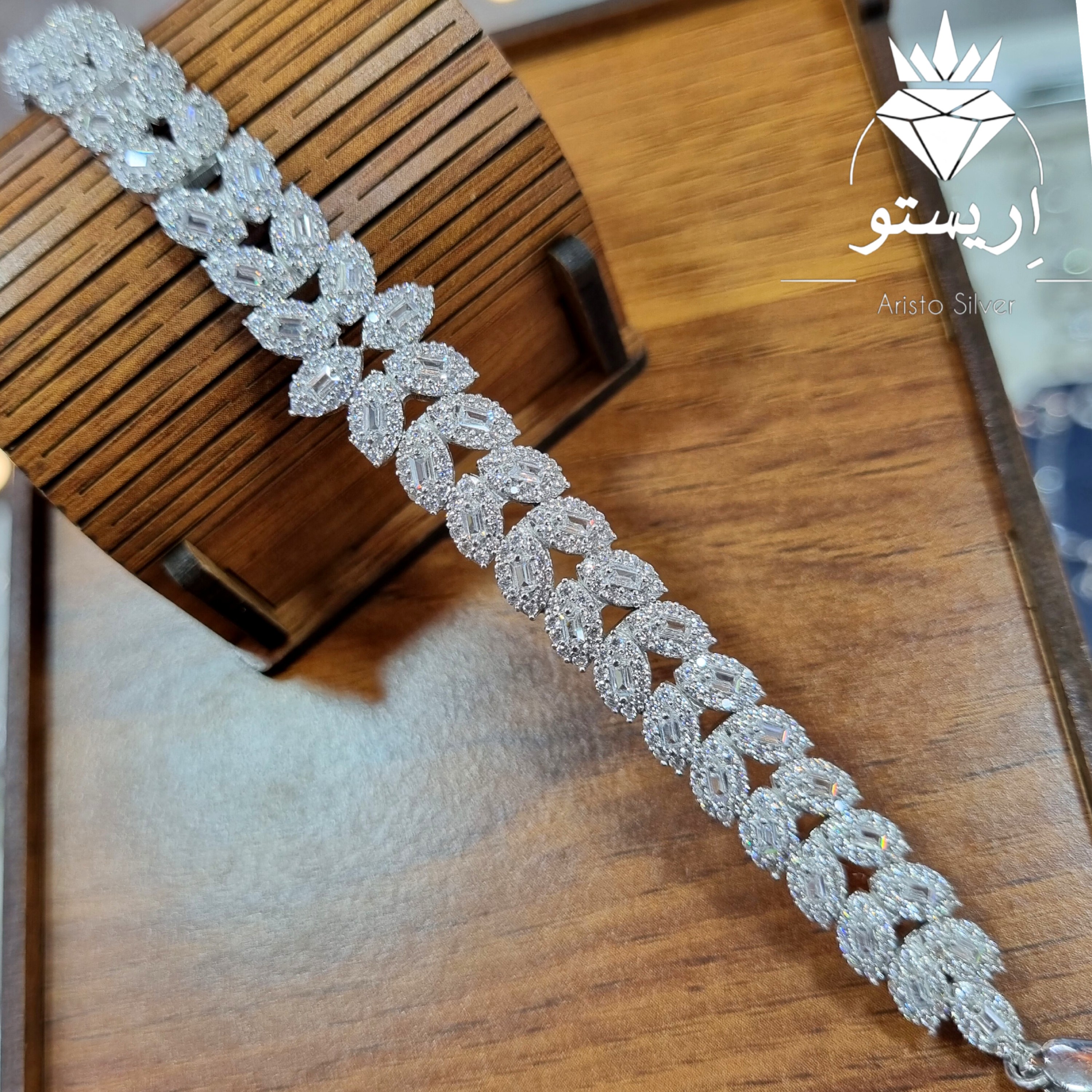 دستبند نقره سوپر امرالد جواهری با عیار 925 و آبکاری طلاسفید همراه با فاکتور و ارسال رایگان