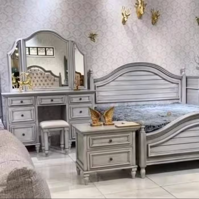 سرویس خواب مدل رومانس تخت دونفره   دو عدد پاتختی  میز آرایش  صندلی  کفی تخت چوب 