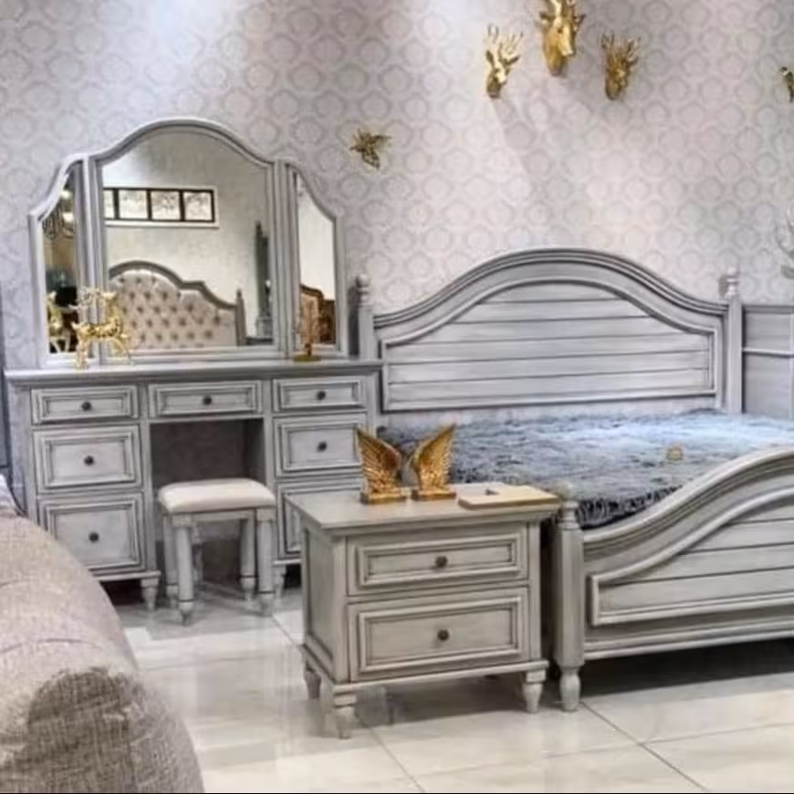 سرویس خواب مدل رومانس تخت دونفره   دو عدد پاتختی  میز آرایش  صندلی  کفی تخت چوب 