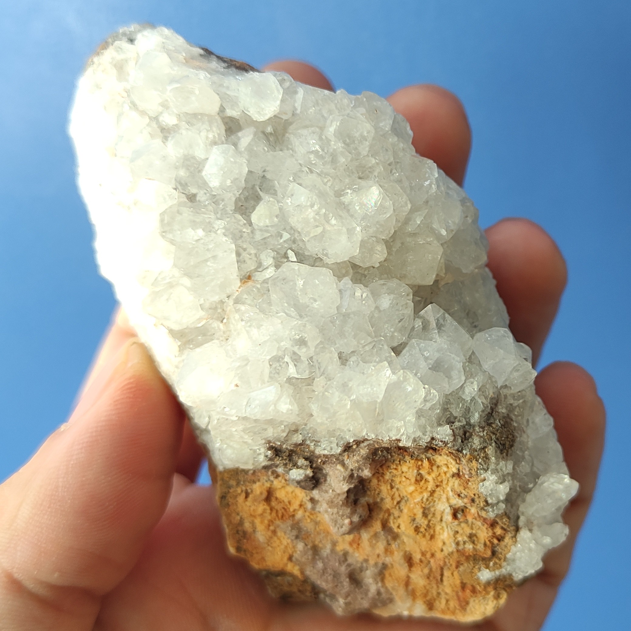 راف کوارتز سنگ کوارتز شفاف اصل معدنی با بلورهای شفاف درشت درخشنده جــذاب مناسب کلکسیون دکوراسیون مدیتیشن هدیه کد RQ04