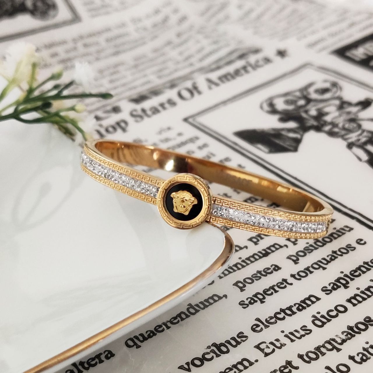 دستبند النگویی ورساچه. استیل کیفیت عااالی.رنگ ثابت و ضد حساسیت.دورنگ طلایی و نقره ای.مناسب سایز 2و3