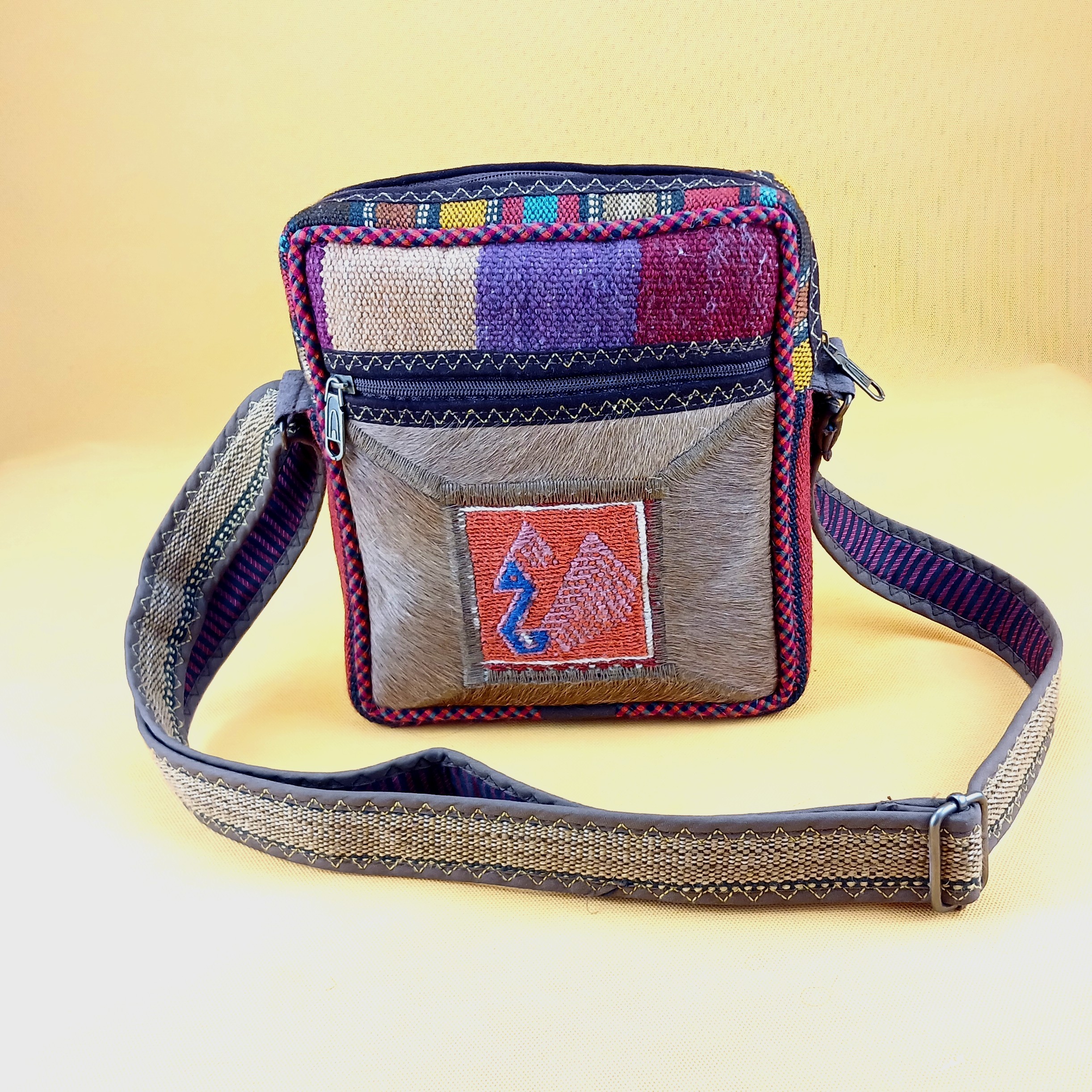 کیف گلیمی ، دوشی (دارای بند بلند)جنس عالی ، جادار ،  شیک و زیبا 