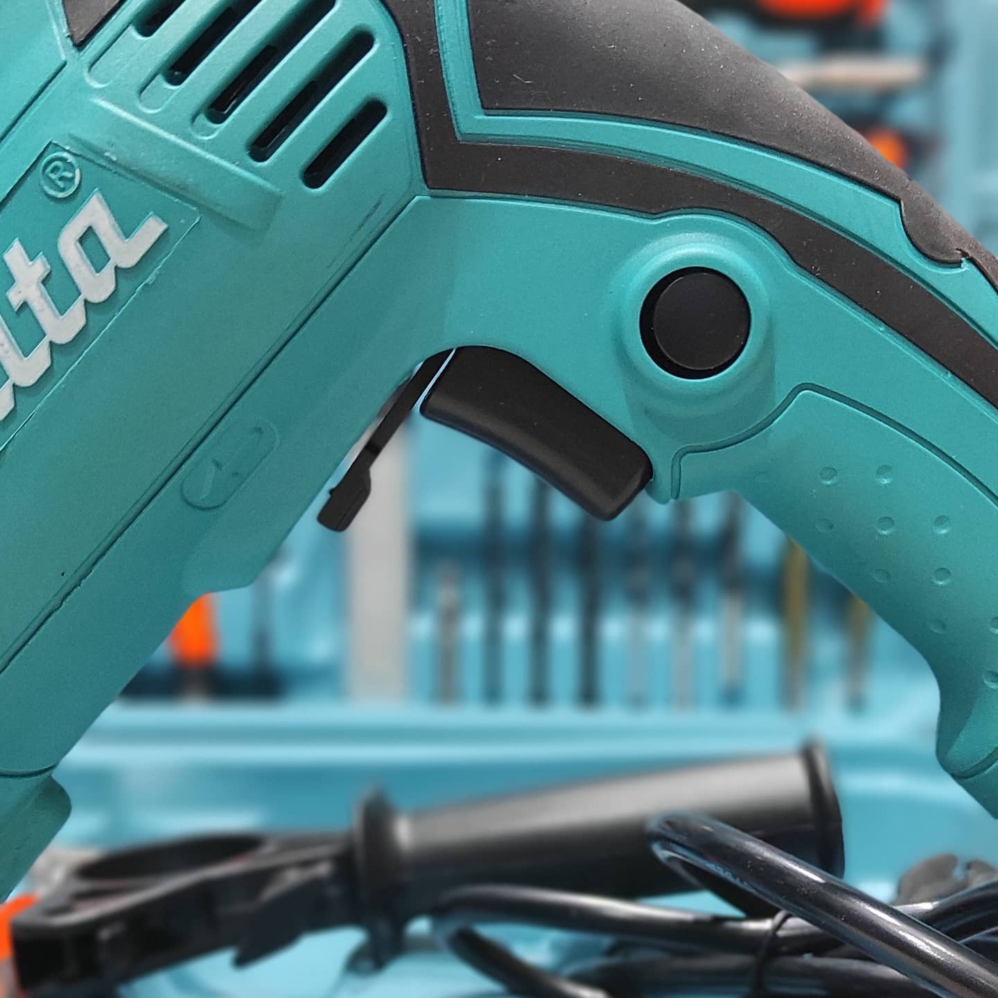 دریل ماکیتا 
مدل HP1630
710  وات 
3200 الی 4800دور در دقیقه 
دو حالته چکشی و دریل 
سه نظام 13
 سه نظام آچاری 
