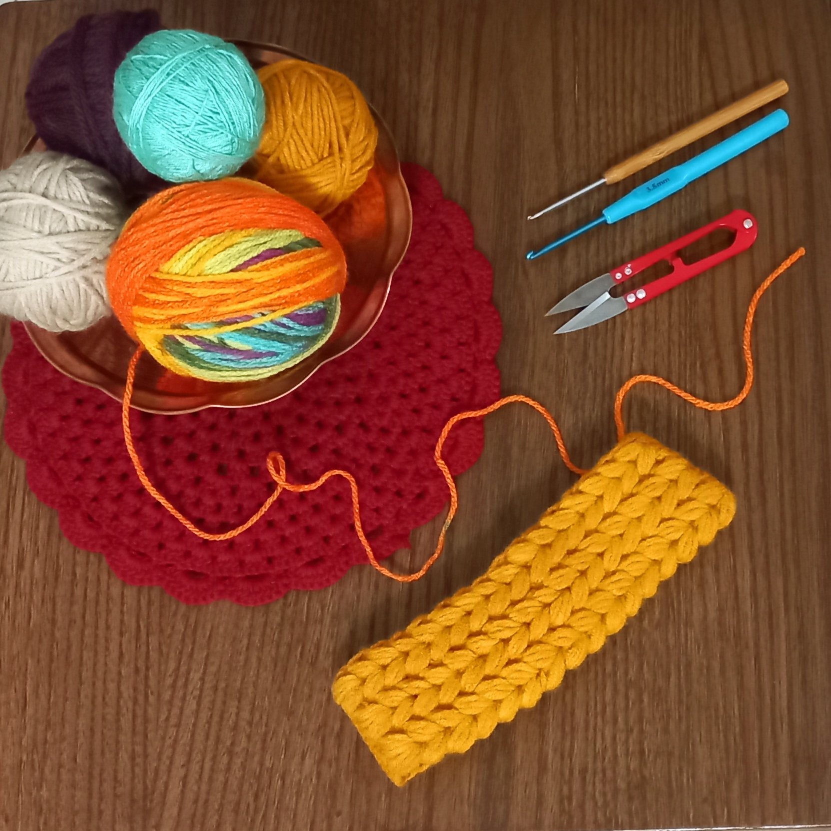 انواع سفارشات بافتنی( کلاه، هدبند،گیره سر ، پتو رومیزی  و...)  با رنگ وسایز دلخواه  پذیرفته میشود