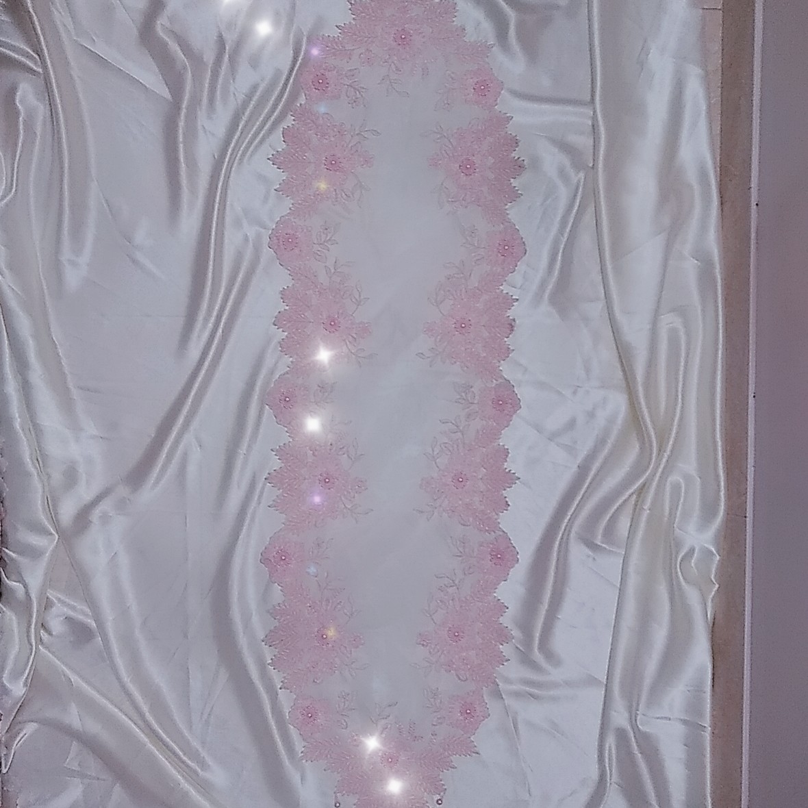 حراج رومیزی رانر رنگ صورتی منجوق دوزی شده