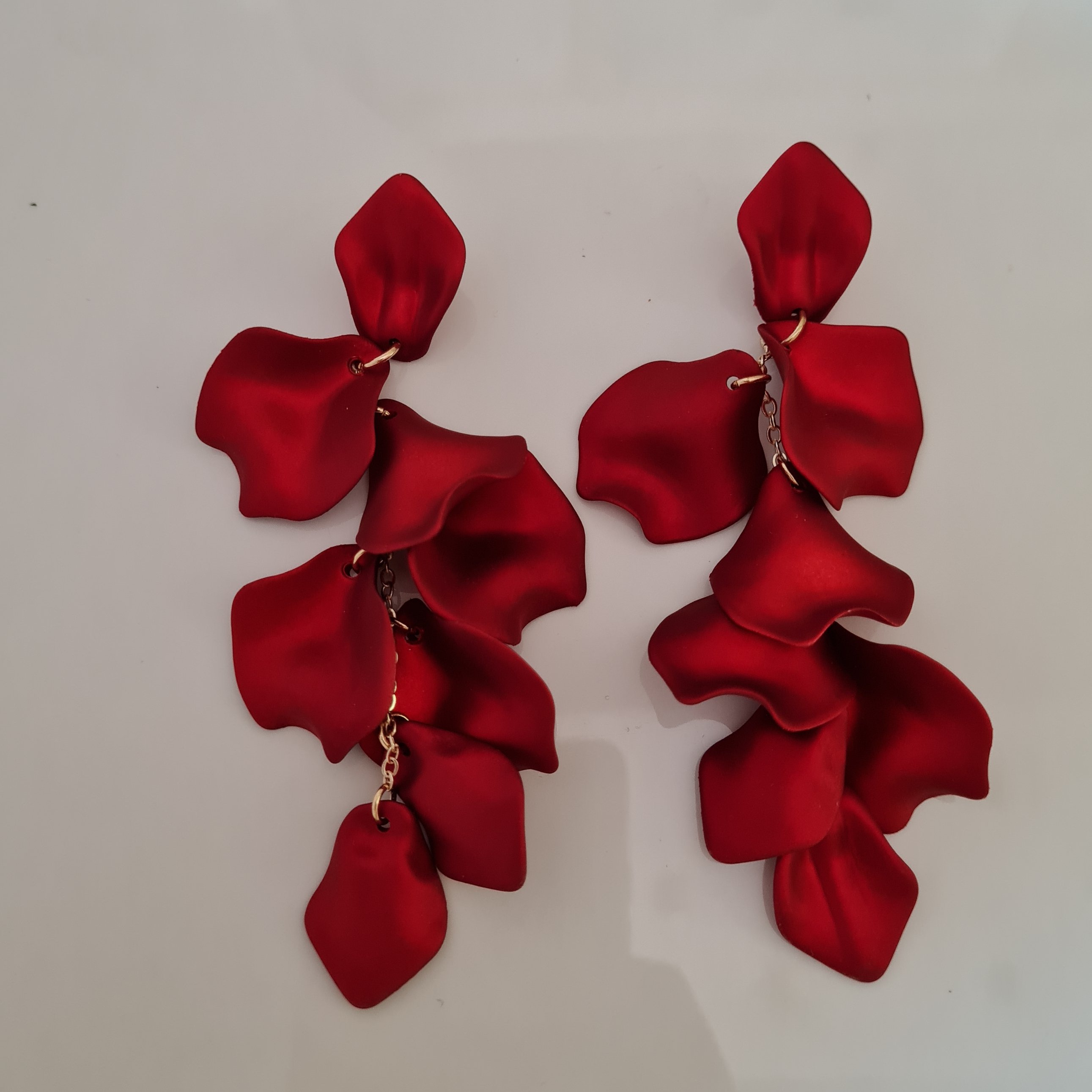 گوشواره زنانه رنگی مجلسی بلند مدل گلهای طبیعی در سه رنگ جنس اکرولیک مخملی