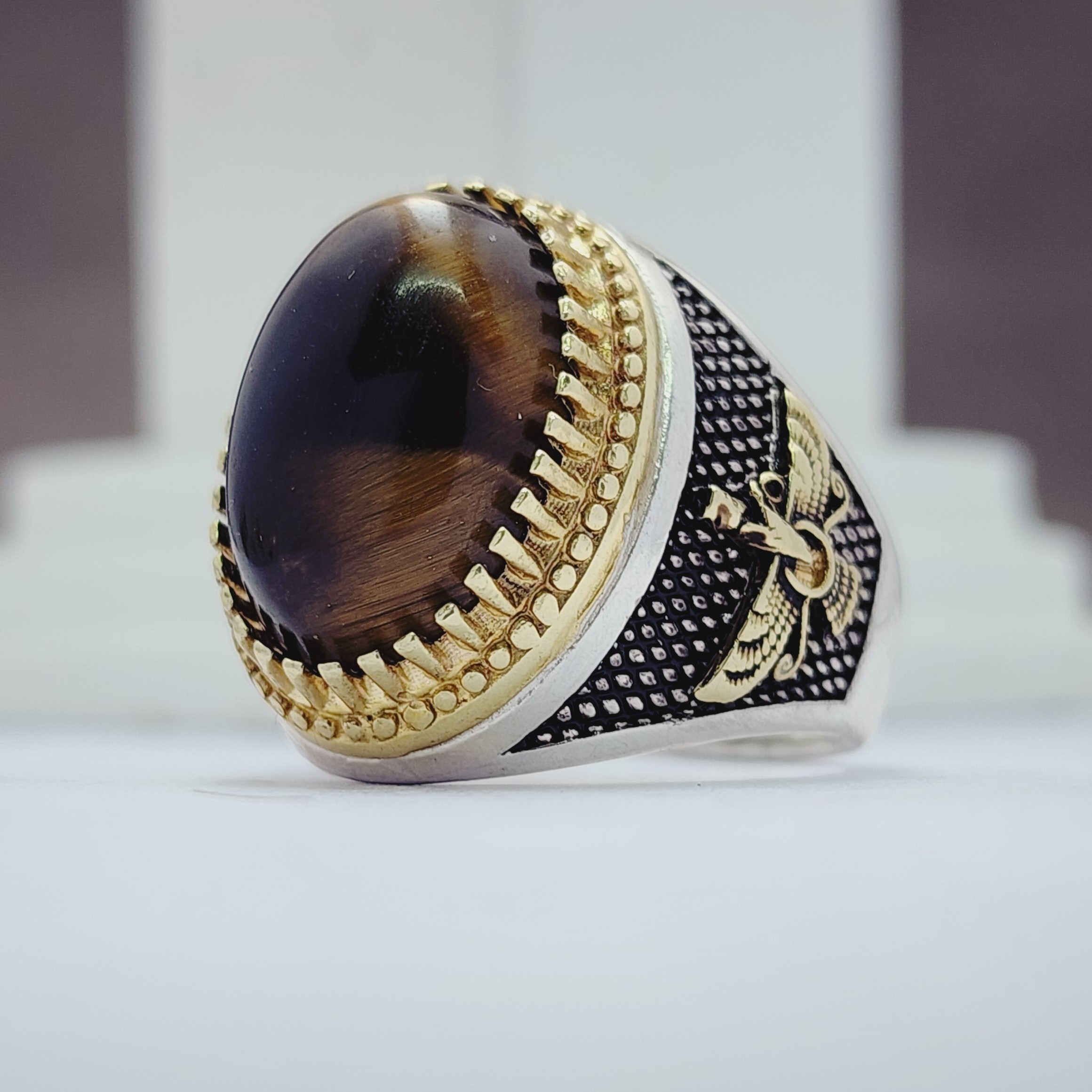 نگین تایگر یا چشم ببر اصل و معدنی با رکاب نقره زیبا مردانه مدل فروهر با تاج طلایی رنگ ثابت 