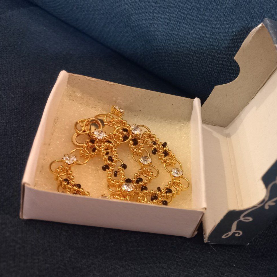 دستبند طلایی رنگ ثابت و ضد آب نگین دار