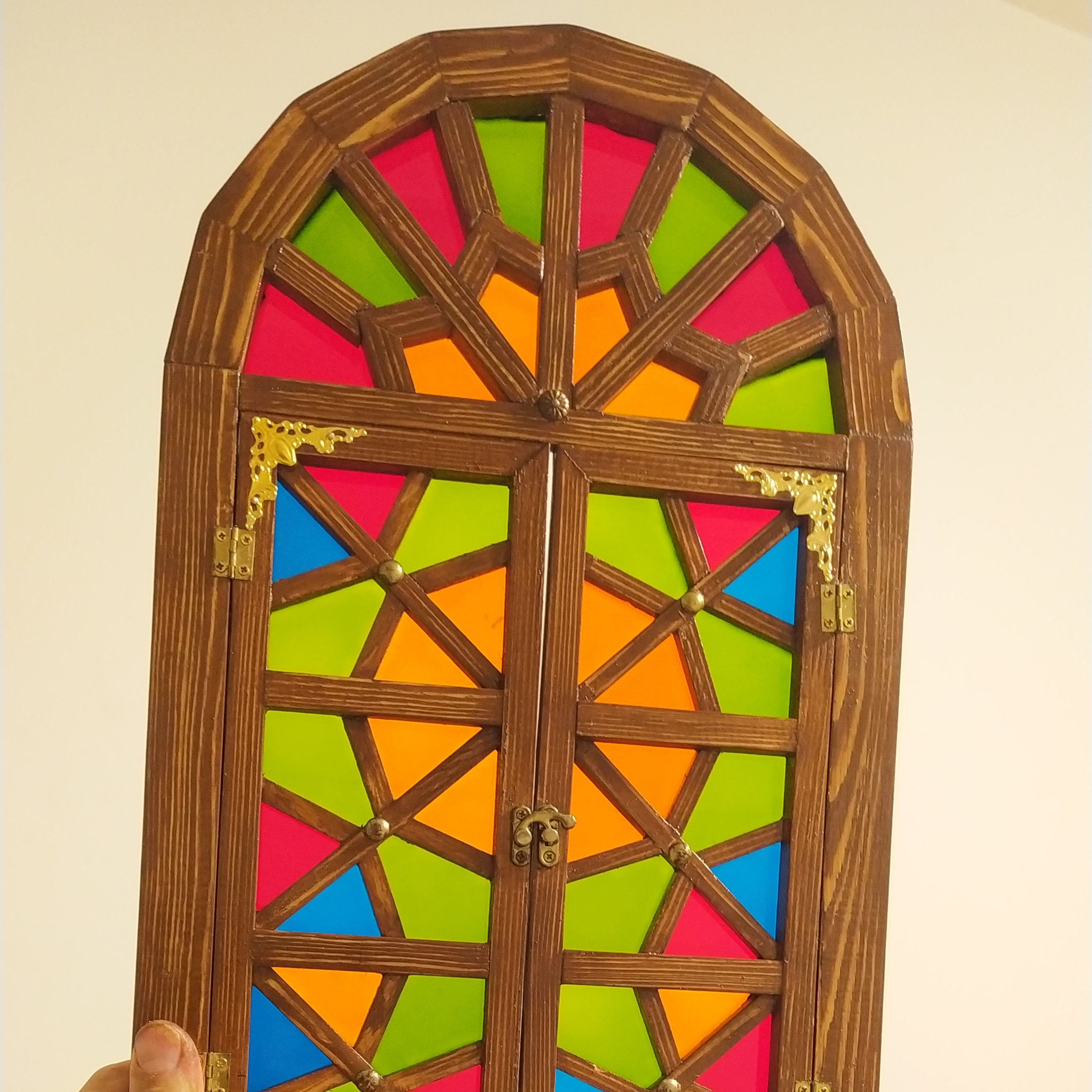 پنجره سنتی گره چینی با شیشه رنگی