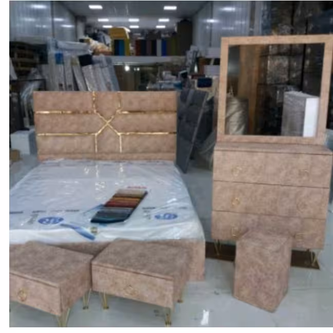 سرویس تخت خواب دونفره همراه آینه وکنسول ودوعدد پاتختی وصندلی،کفی و تشک (پس کرایه)