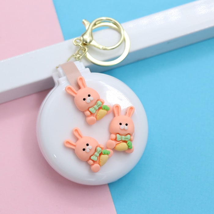 آویز برس تاشو کیفی طرح خرگوش آینه دار سفید 37342