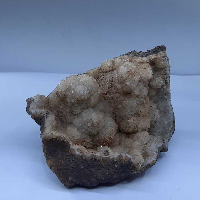 راف کلکسیونی و دکوری کلونی کوارتز کد کا216 بلورهای ریز کوارتز صد در صد معدنی که شبیه به حالت ژئود رشد کرده اند