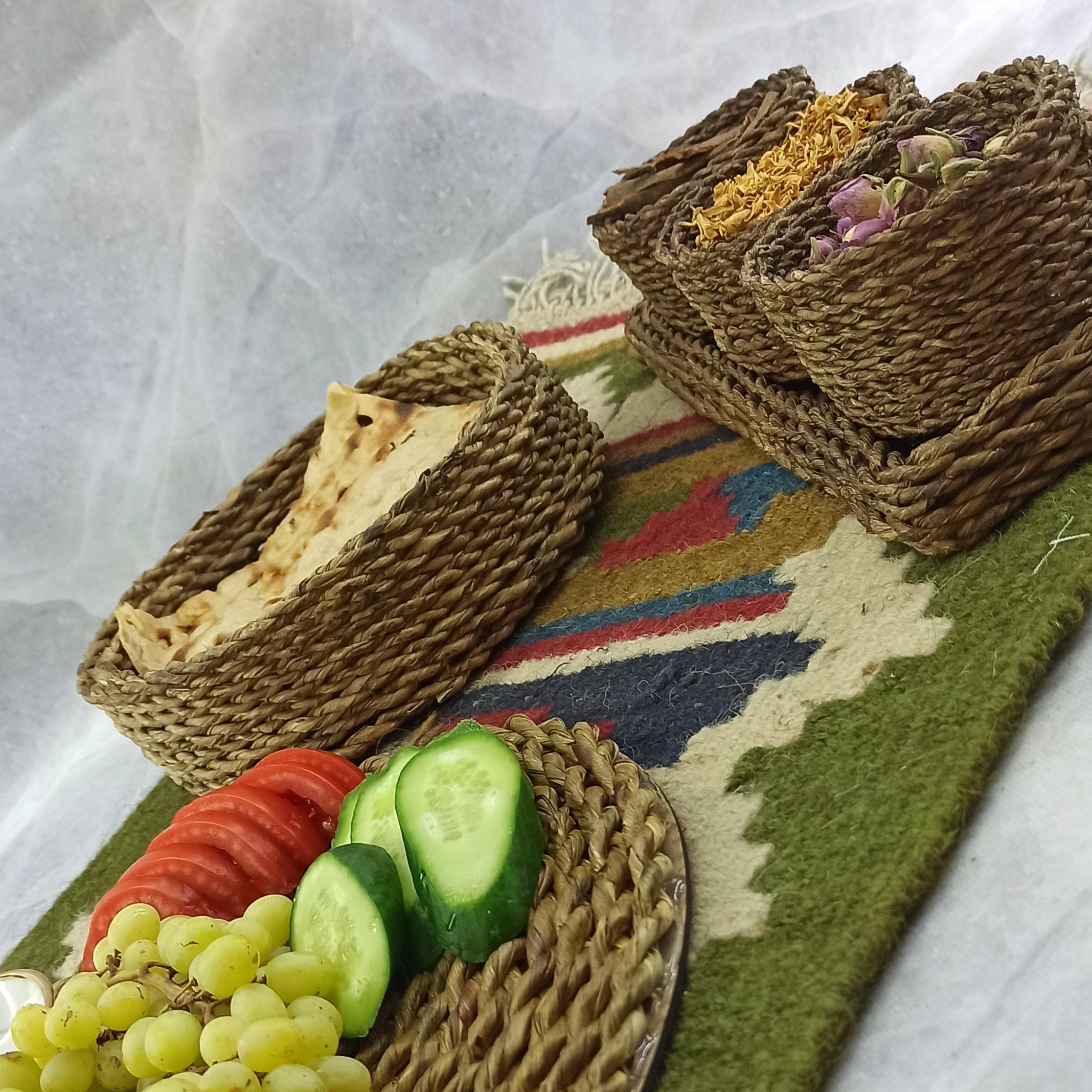 سبد نان و سبزی حصیری