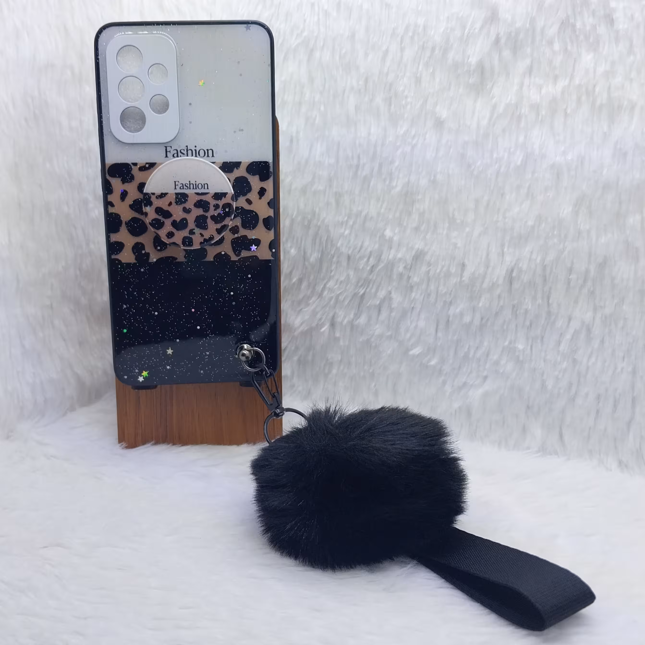 گارد (قاب) گوشی دخترانه A52مدل پام پام به همراه بند پام و پاپ سوکت طرح fashionمناسب گوشی Samsung  A52-A52s