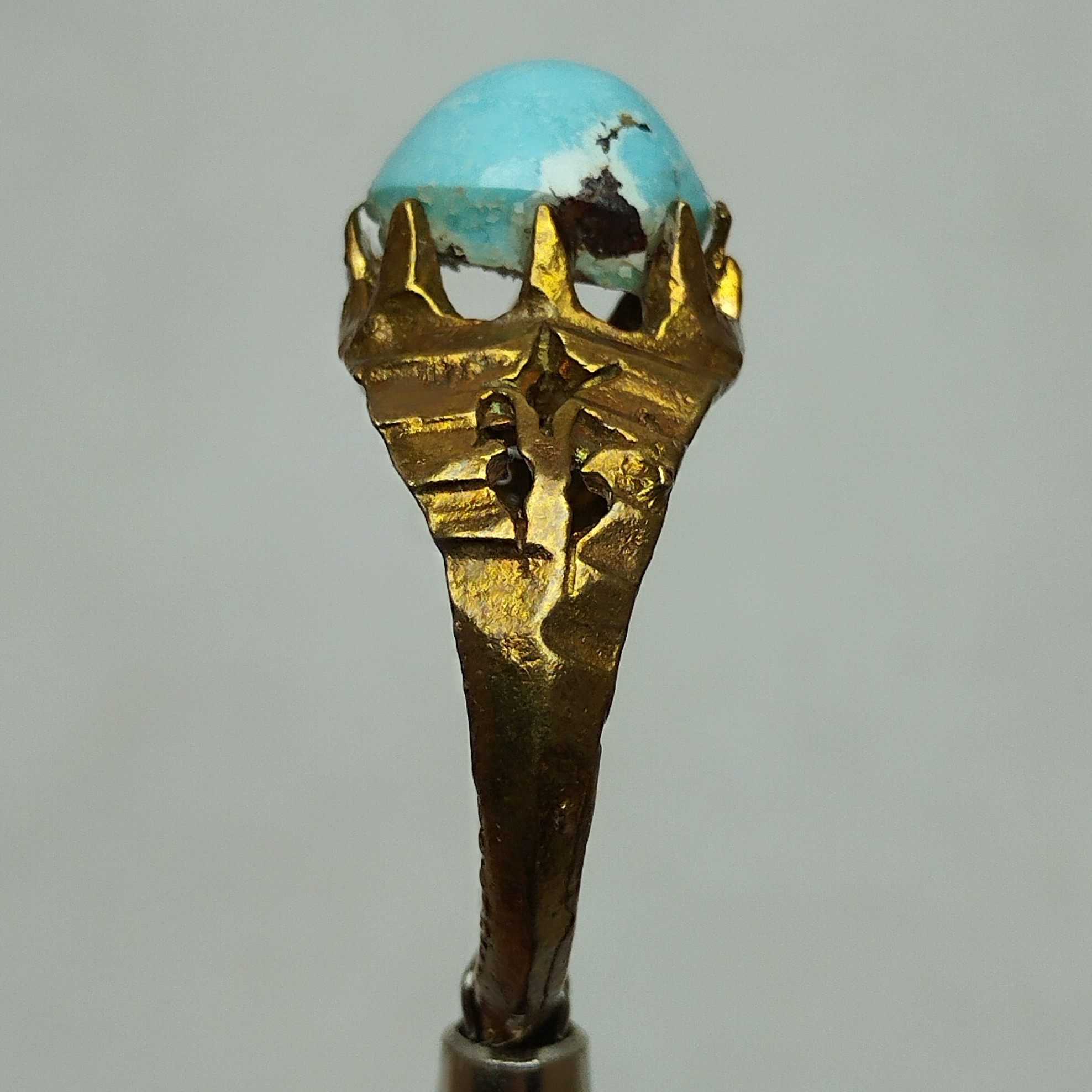 سنگ فیروزه نیشابوری صاف و پاک با رکاب برنجی تزئینی