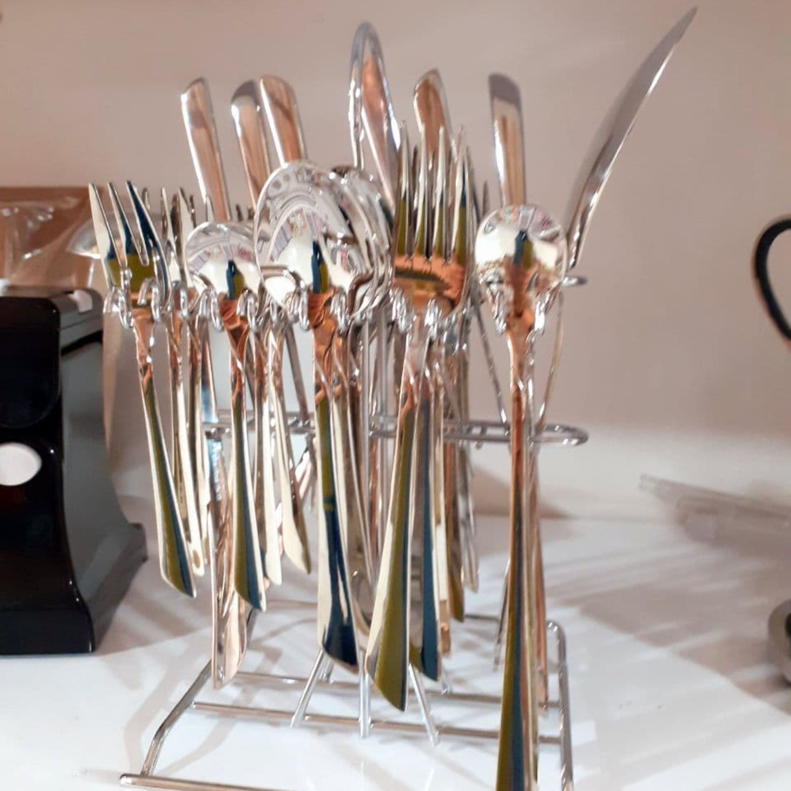 سرویس قاشق 38 پارچه جنس استیل استند دار تهیه شده ازبهترین مواد اولیه