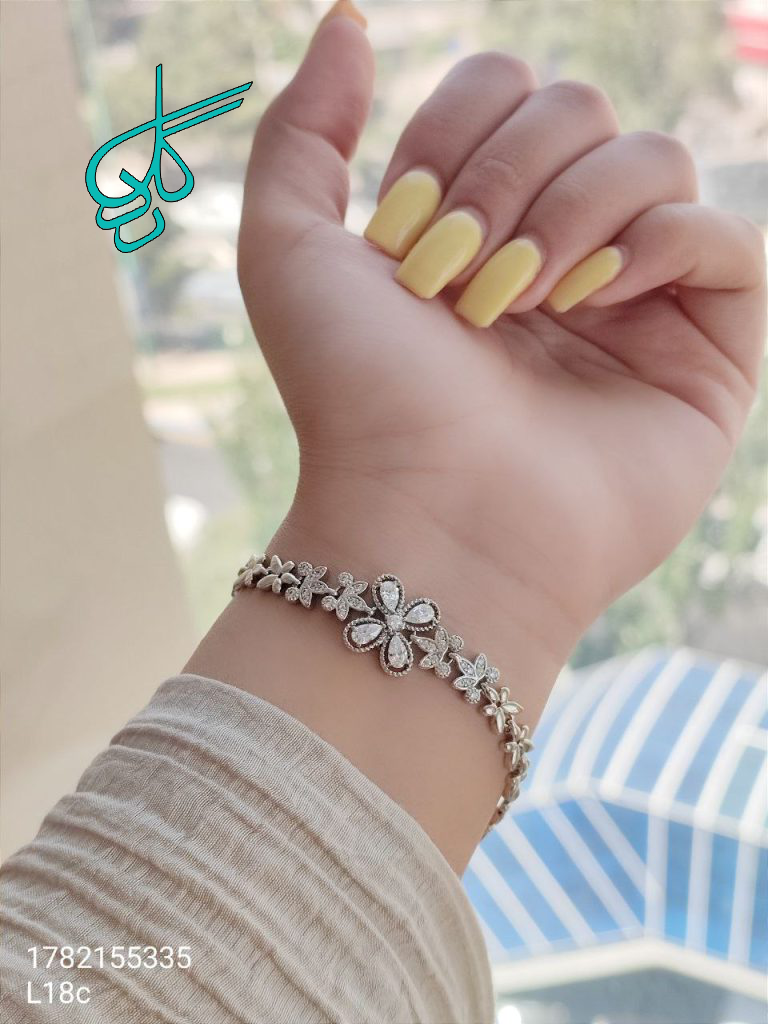 خرید دستبند زنانه ژوپینگ نقره ای نگین دار طرح گل رنگ ثابت ضد حساسیت آبکاری شده با کیفیت کد 1216541 - ردگل
