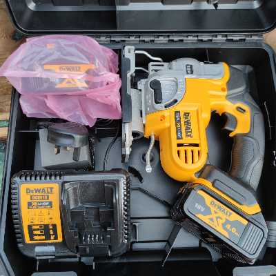 اره عمودبر دیوالت مدل DCS331M2