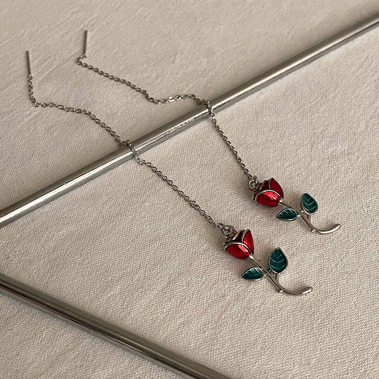 گوشواره بخیه ای طرح گل رز