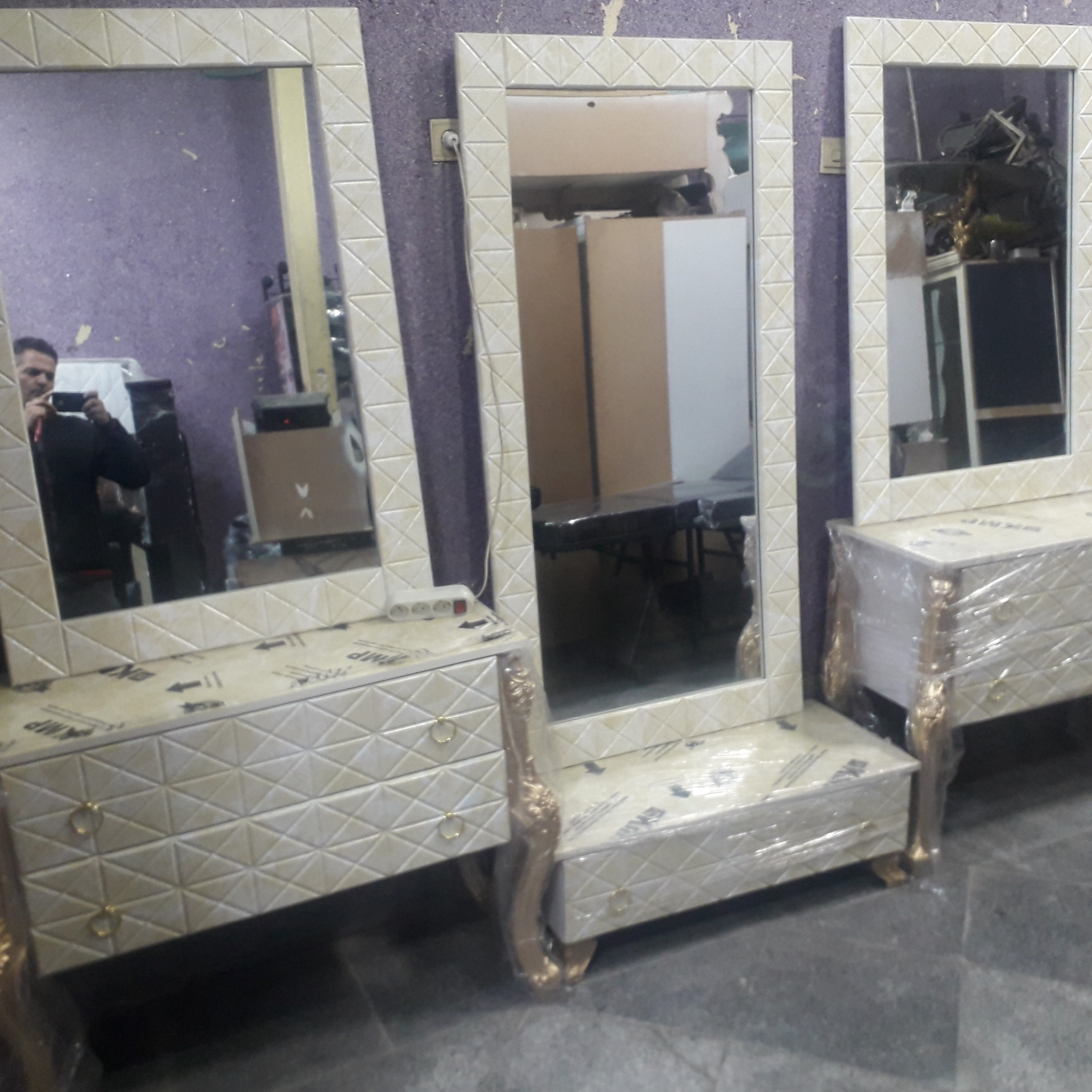 دکور آرایشگاهی سه تیکه پایه سلطنتی دررنگ بندی سفید ومشکی وکرم وپایه طلایی وسفید هزینه ارسال درب منزل توسط مشتری پرداخت م