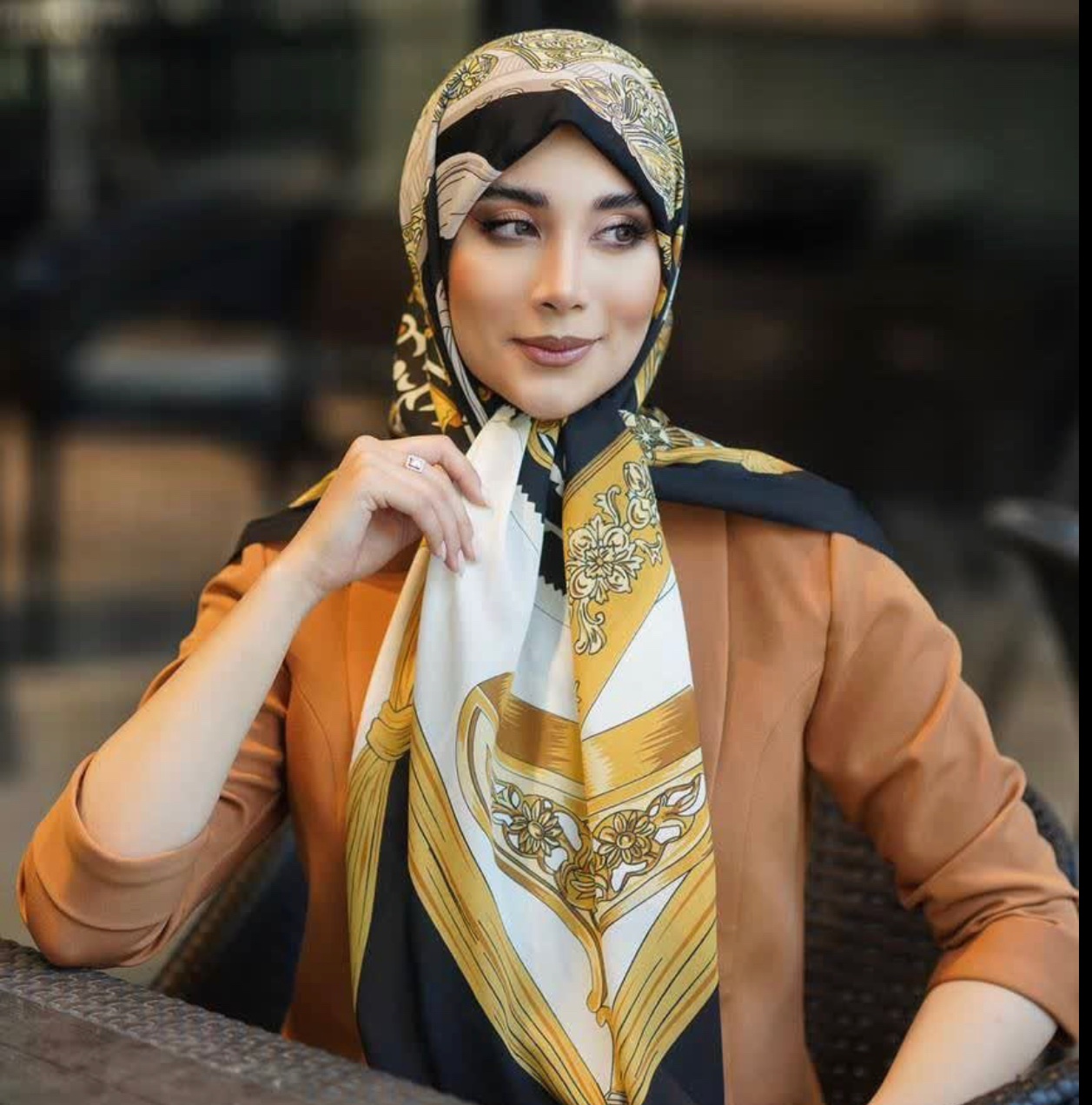 روسری وال نخ درجه یک مشکی طلایی مجلسی قواره 140