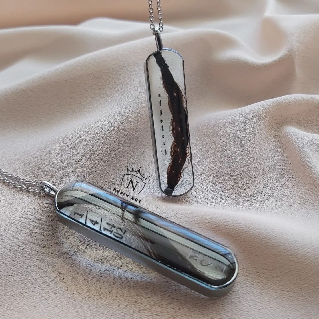 گردنبند رزینی با قاب استیل طرح تار مو  مدل 8 ، سفارشی ساز
