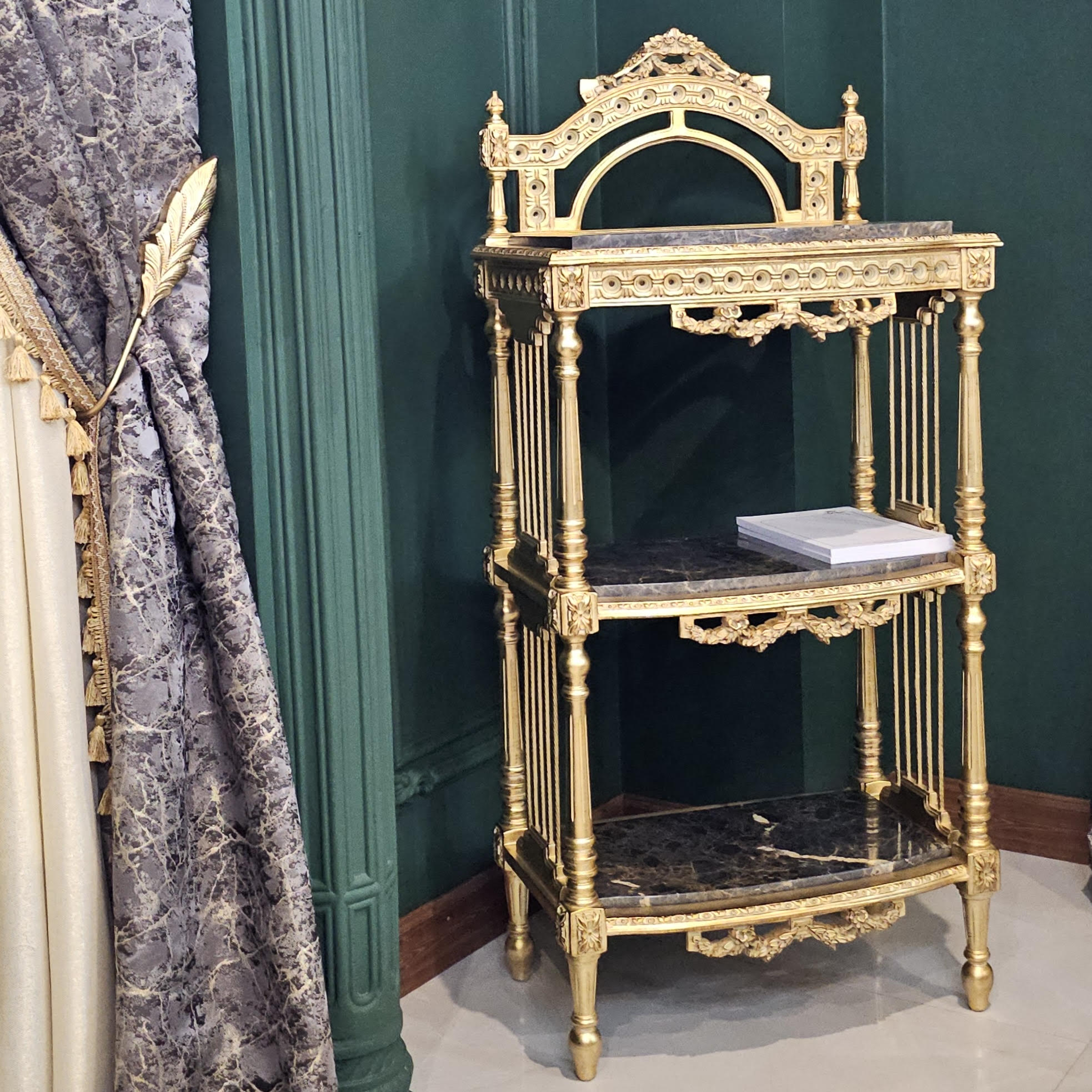 میز سرو طلایی با صفحه سنگ