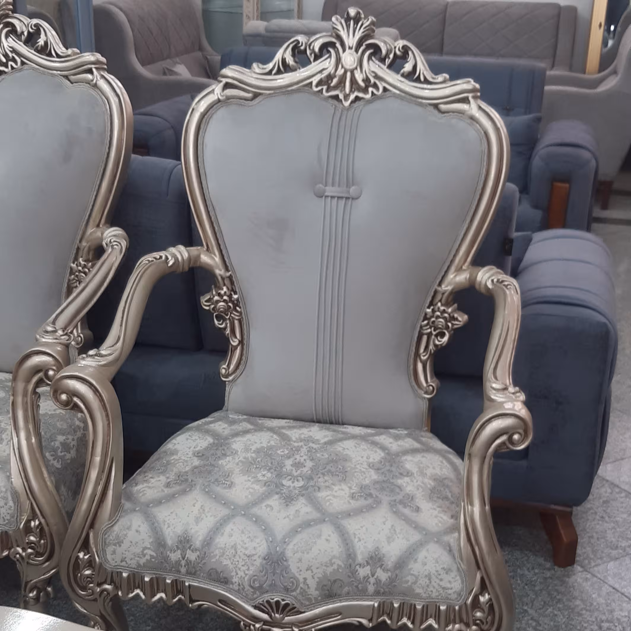 مبل سلتنطی 9 نفره چوب راش و گردو مدل نیلو تعداد نشیمن 1 عدد 3نفره 4عدد تک نفره 2عدد میزبان و 3عدد جلومبلی و عسلی 
