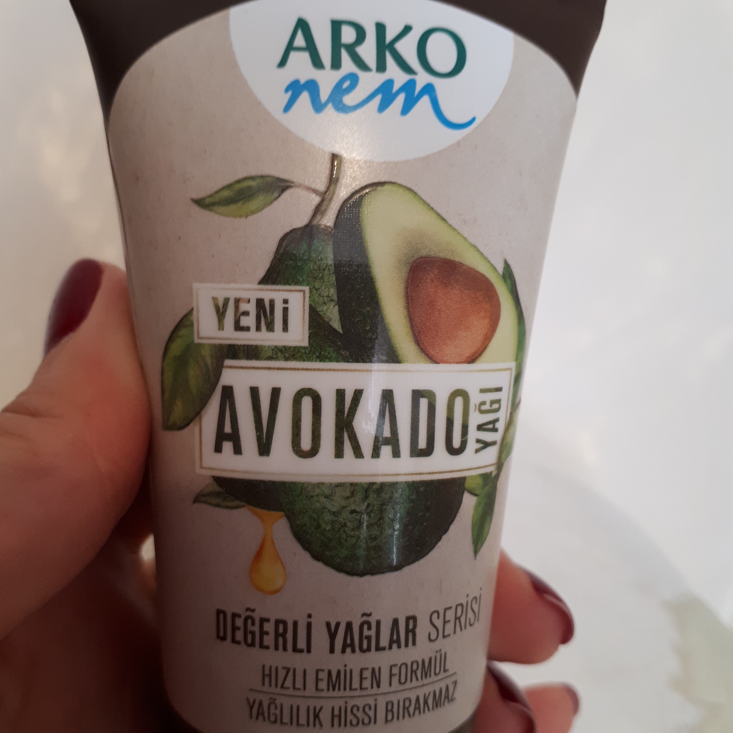 کرم مرطوب کننده و ویتامینه عصاره آواکادو  آرکو نم 60 میل تیوپی