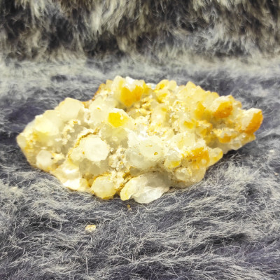 سنگ راف کوارتز مدل کریستال بستر پیریت M4019