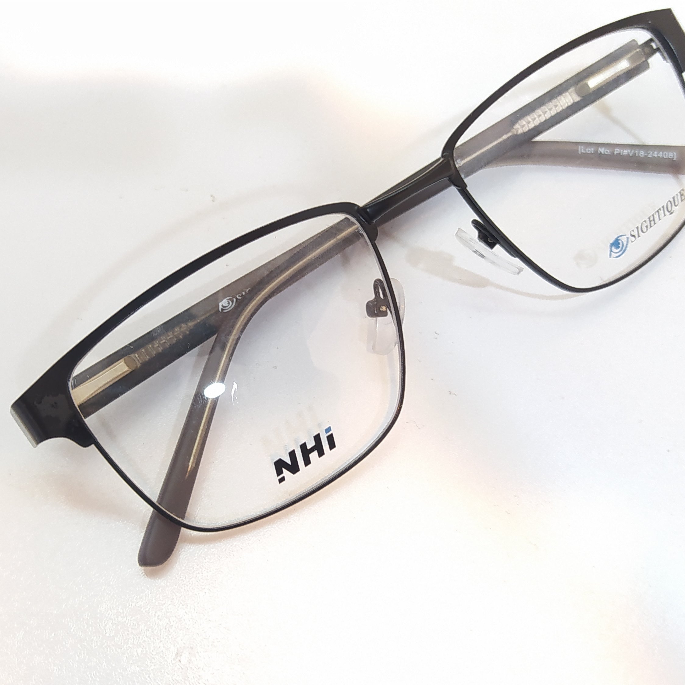 عینک طبی اسپرت سایز بزرگ جنسیت فریم تمام قاب فلزی دسته فنری و کایوچویی قابلیت ساخت انواع عدسی طبی را دارد