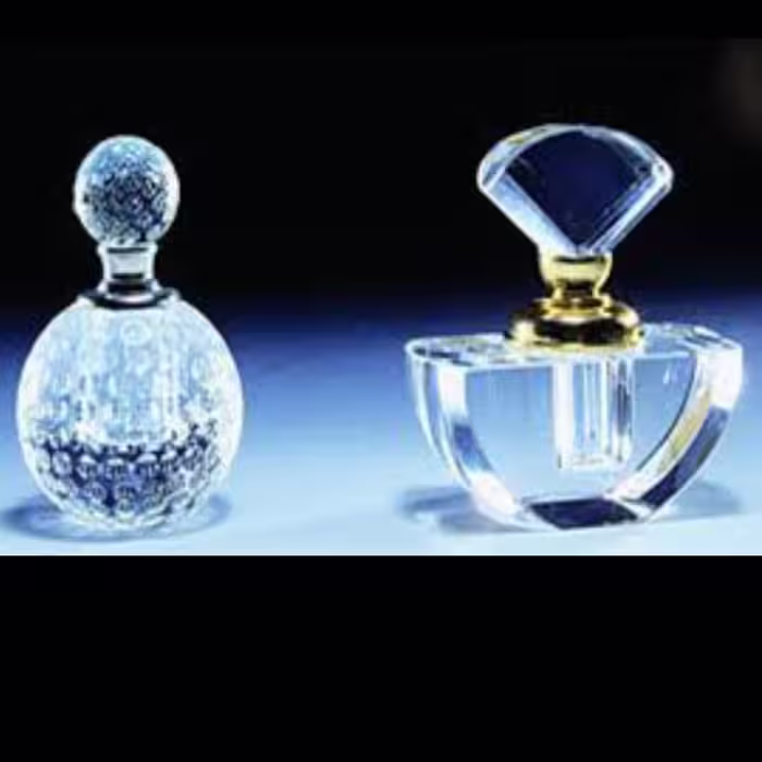 عطر ویکند از شرکت آرجیول با رایحه ای خنک و شیرین و نت اولیه لیمو و سالریا