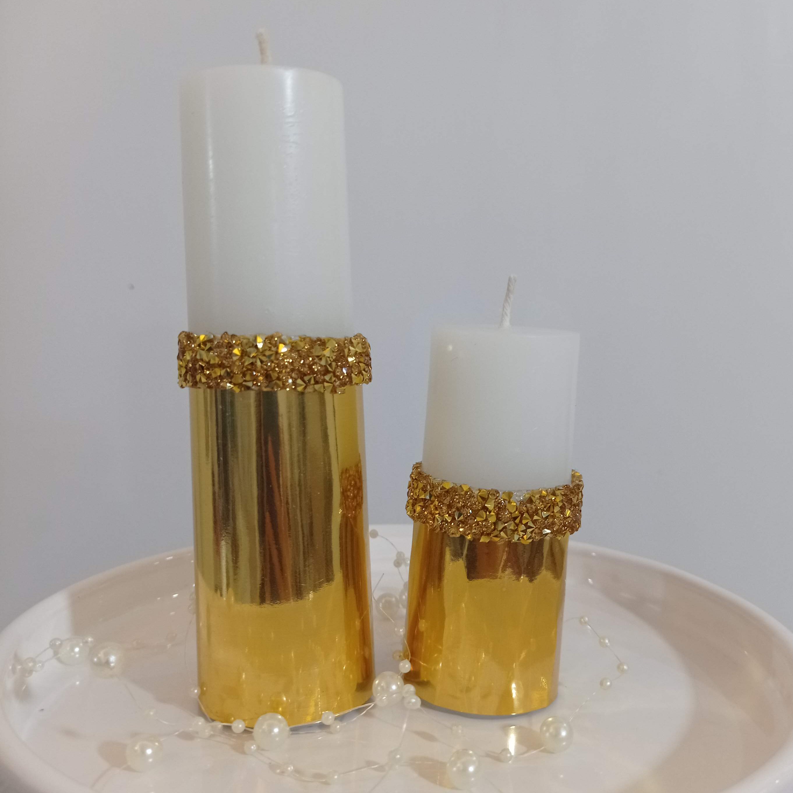 شمع  سفید با تزئین شبرنگ طلایی و نوار نگین دار  (پک 2 عددی)