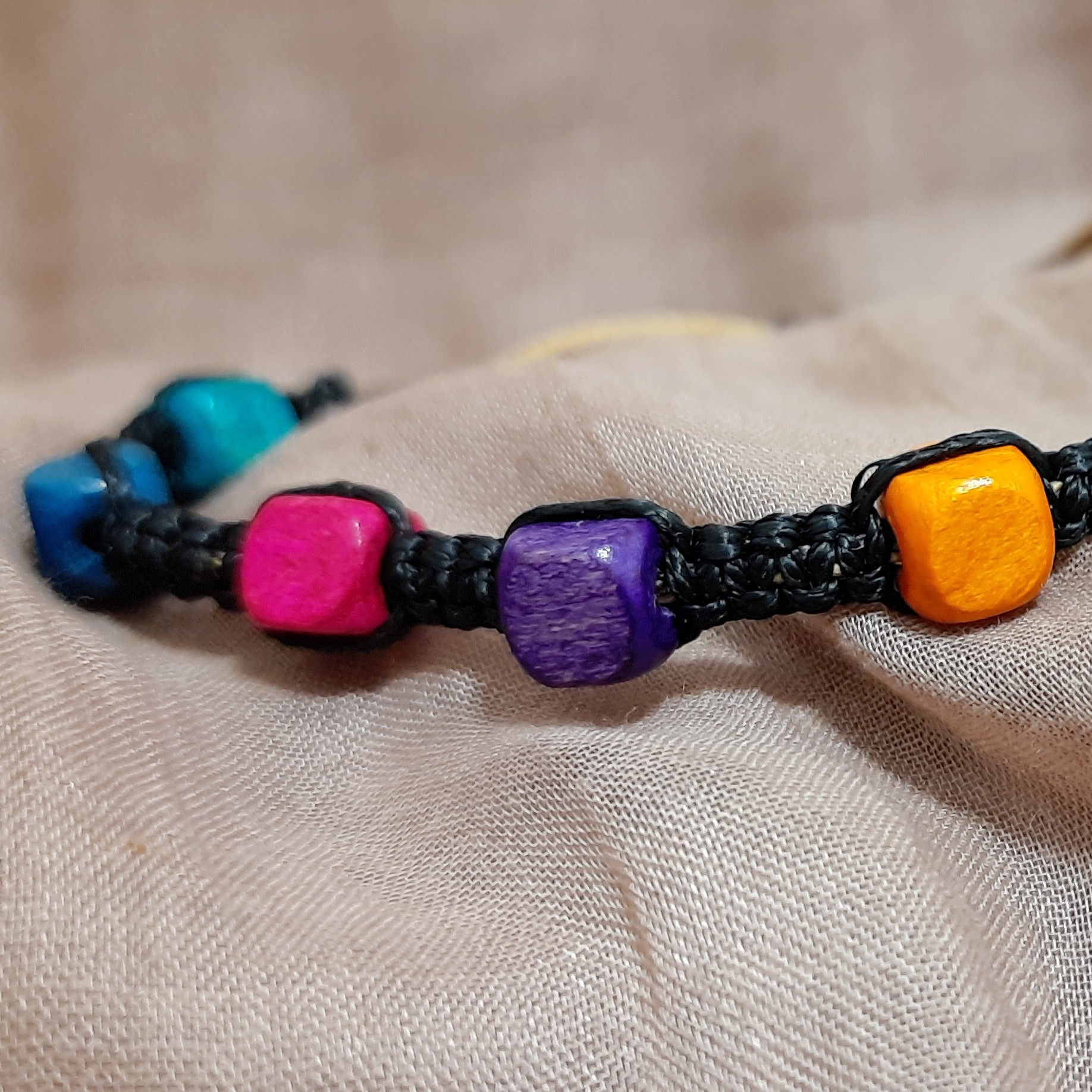 دستبند بافت و مهره چوبی