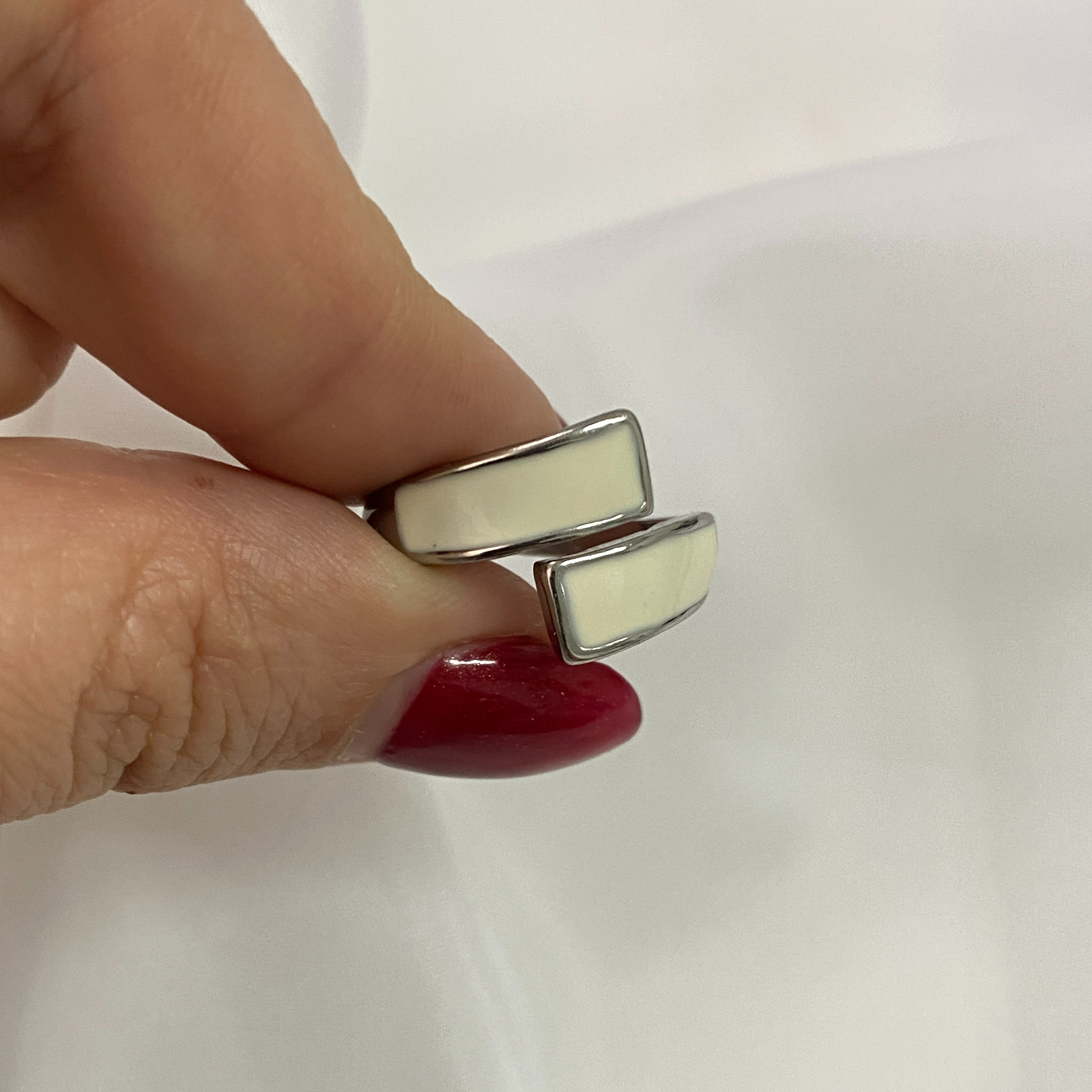 انگشتر خطی مدل ساده رنگ نقره ای