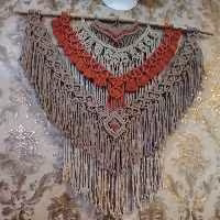 دیوار کوب مکرومه با ابعاد تقریبی 85 در 75 سانتی متر مناسب برای اتاق پذیرایی و اتاق خواب