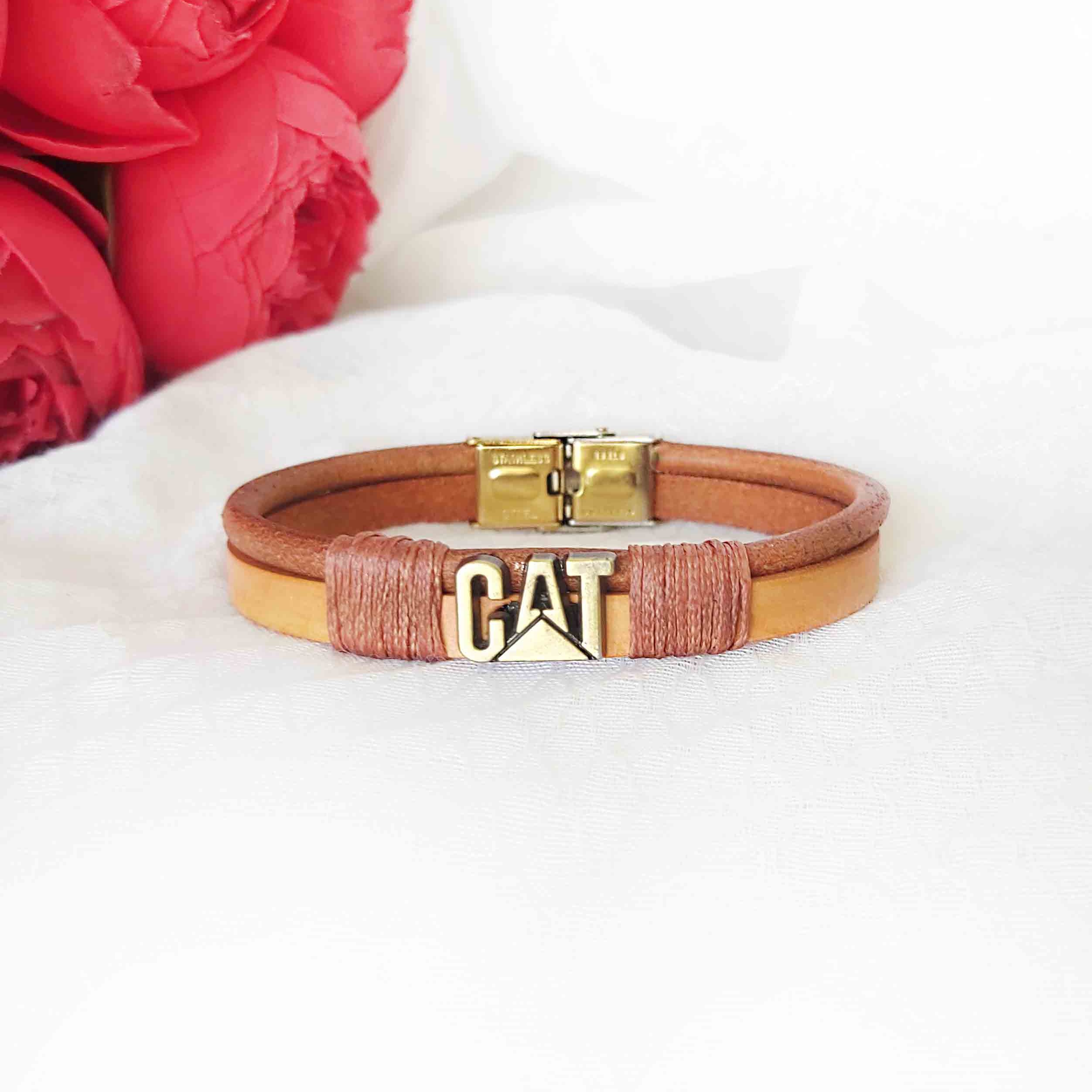 دستبند چرم طبیعی دست ساز طرح کت رنگ عسلی پلاک رنگ ثابت