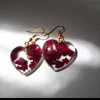 گوشواره رزینی طرح قلب و کارشده با برگ گل طبیعی😍نشکن و ضد اب