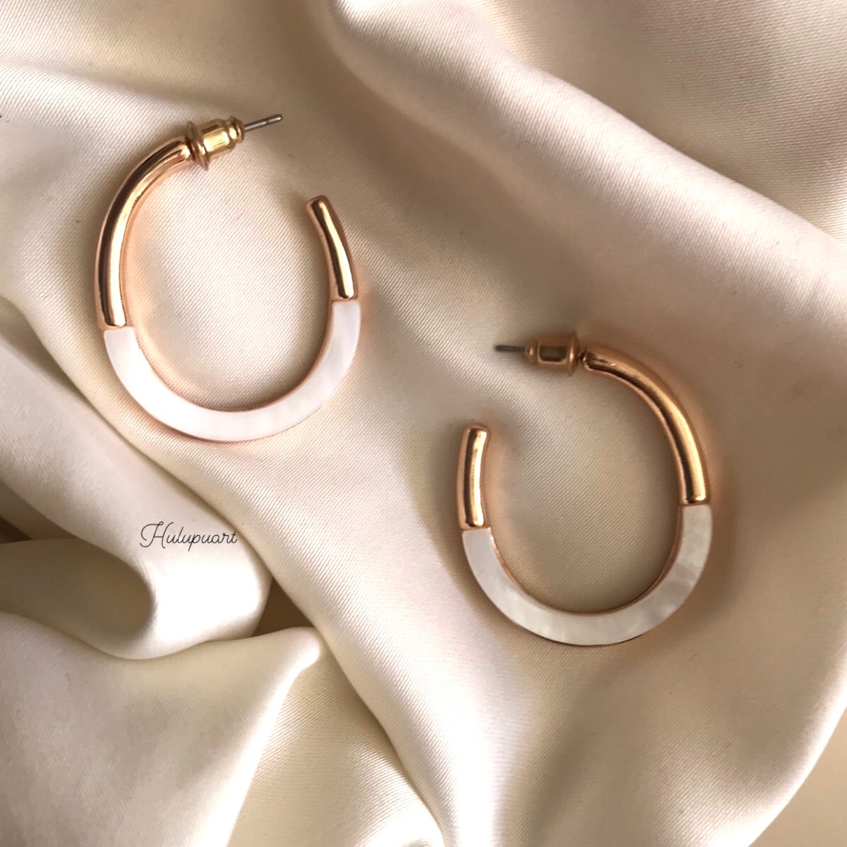 گوشواره مینیمال استیل آبکاری طلا و صدف Hulupuart برند Iam