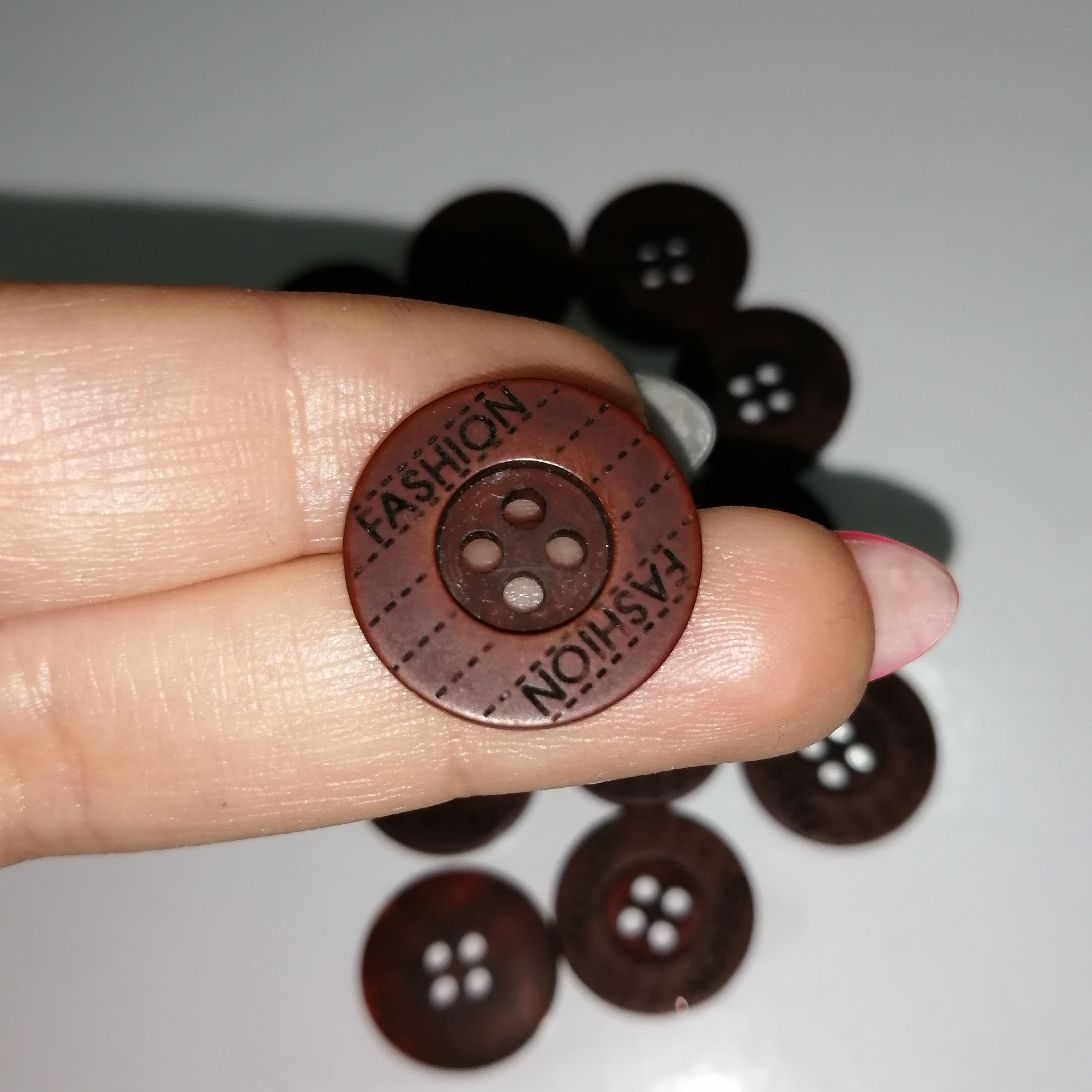  دکمه لباس طرح چوب قهوه ای 2  بسته 5  عددی 