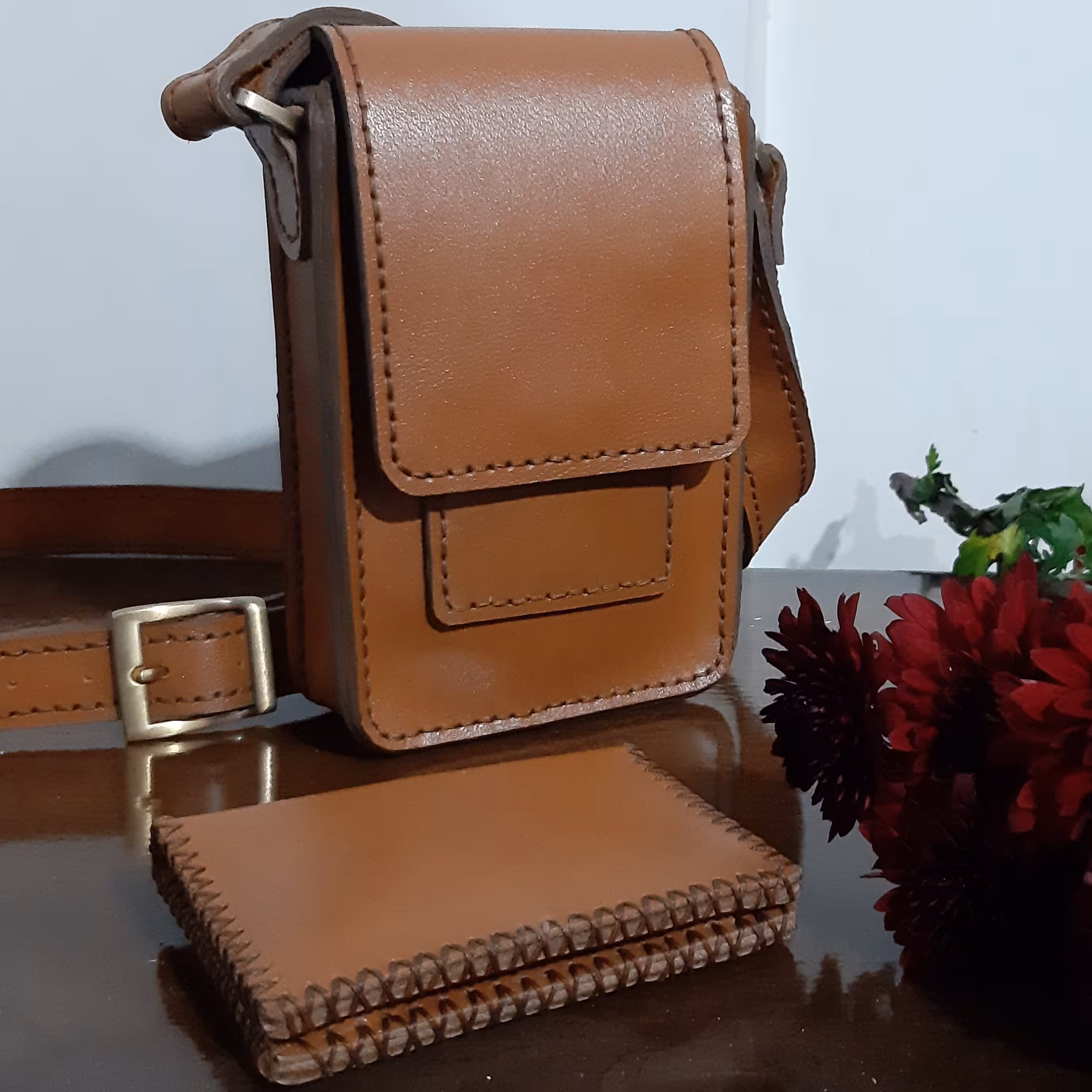 کیف پیاده روی چرم طبیعی دست دوز همراه با جاکارتی تعبیه شده زیر درب کیف