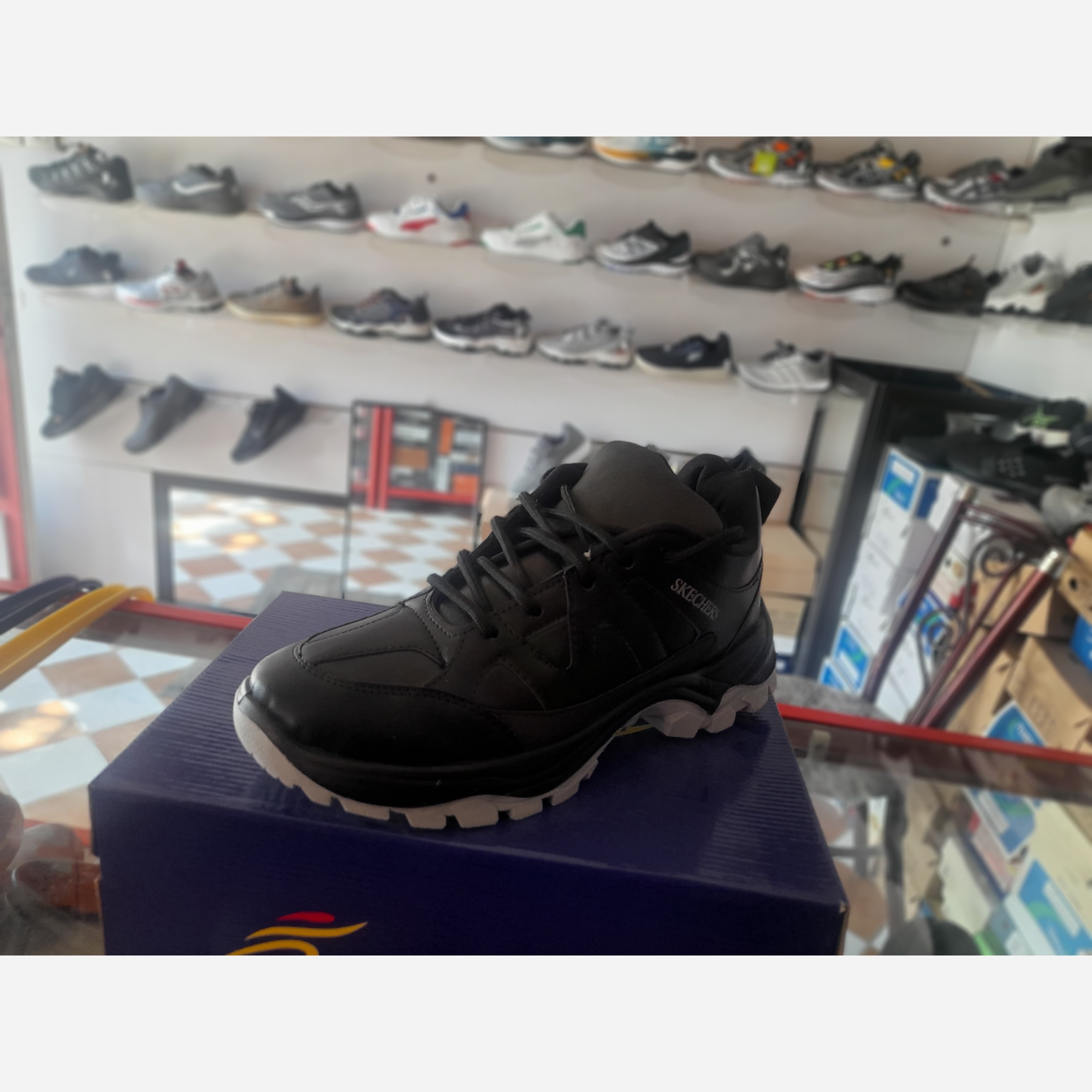 کفش طبیعت گردی اسکیچرز نیم ساق