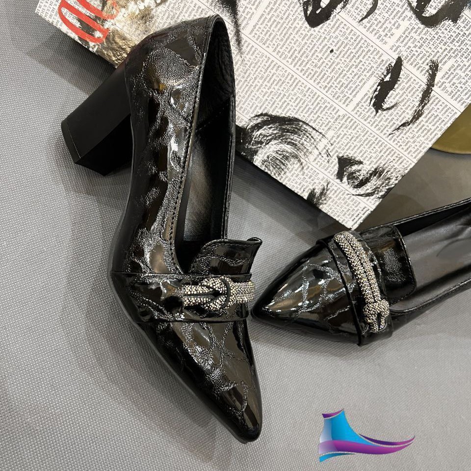 مجلسی دخترانه و زنانه طرح زی زی
کد 505
قالب استاندارد
مدل جدید عید
کیفیت عالی
پاشنه 5 سانت
Size 36