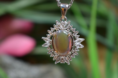 مدال اویز نقره با نگین اپال