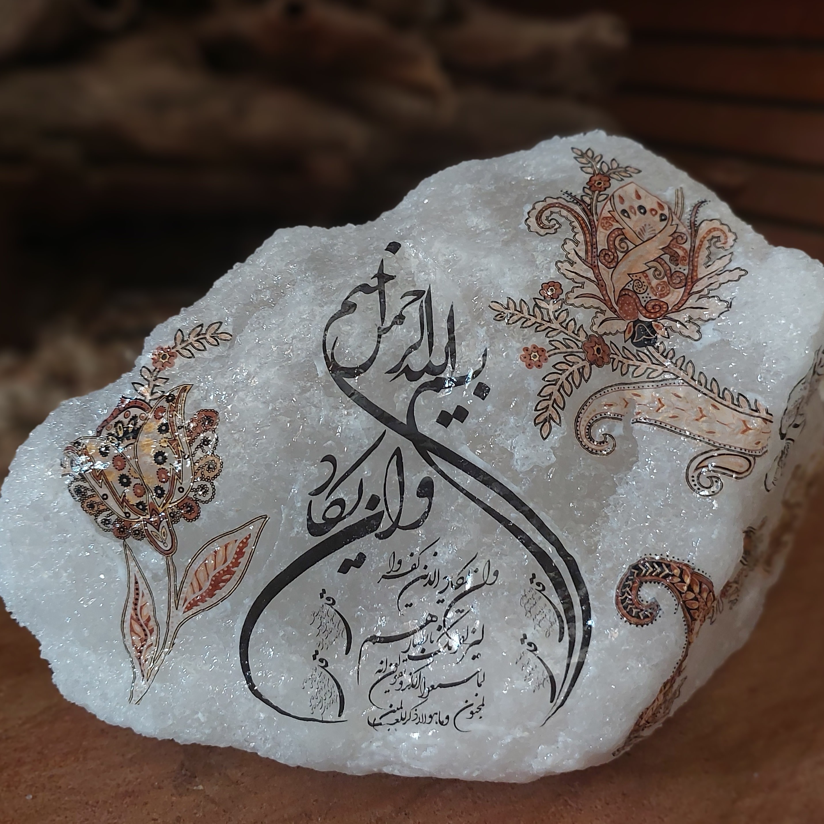 سنگ نمک تزئنی برای دورکردن انرژیهای منفی وچشم زخم مفیدمیباشداین محصول ونوشته هاش کاملاقابل شستشومیباشد