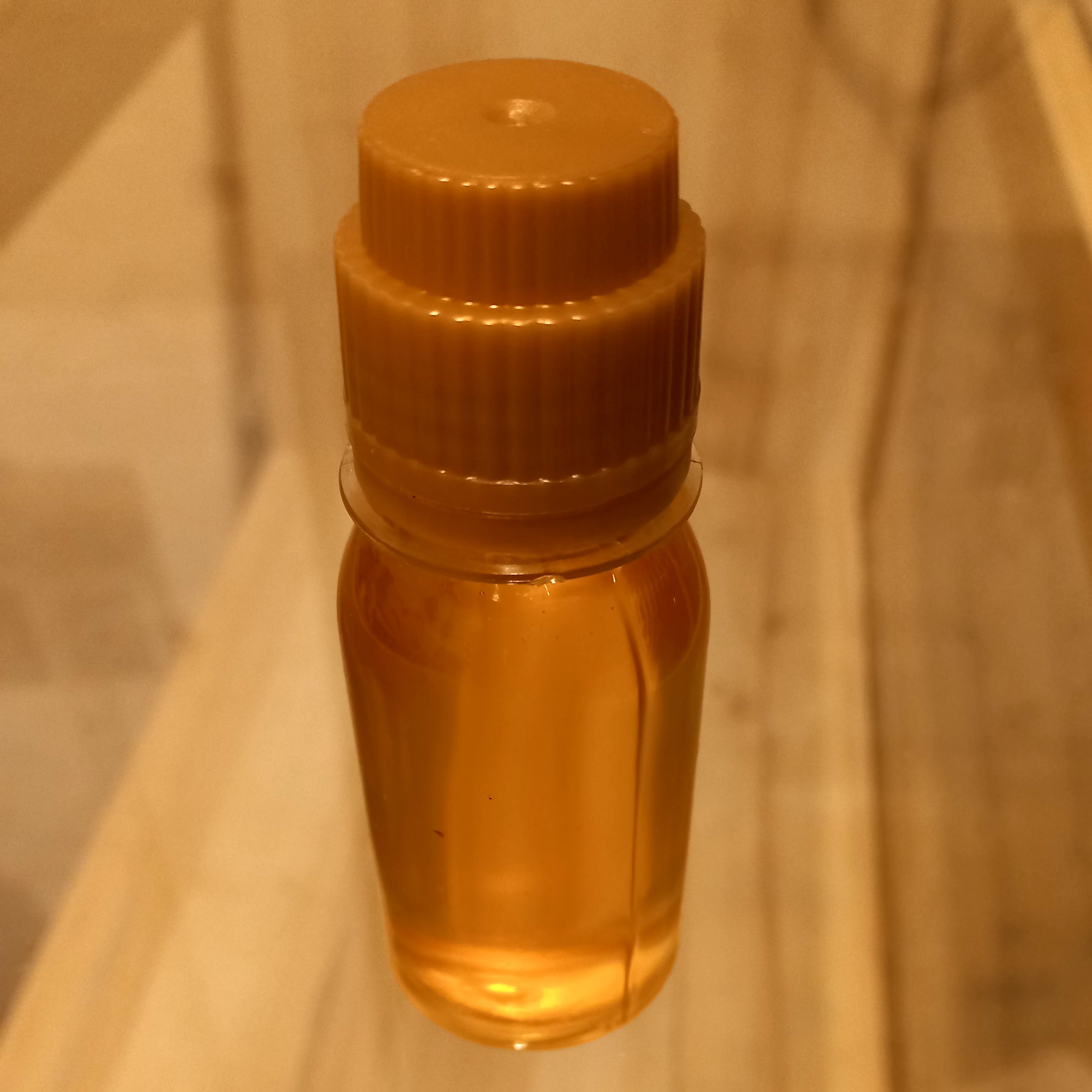 روغن گردو ایرانی اعلا اصل 10 میل تولید شده از بهترین مغز گردوی 1400