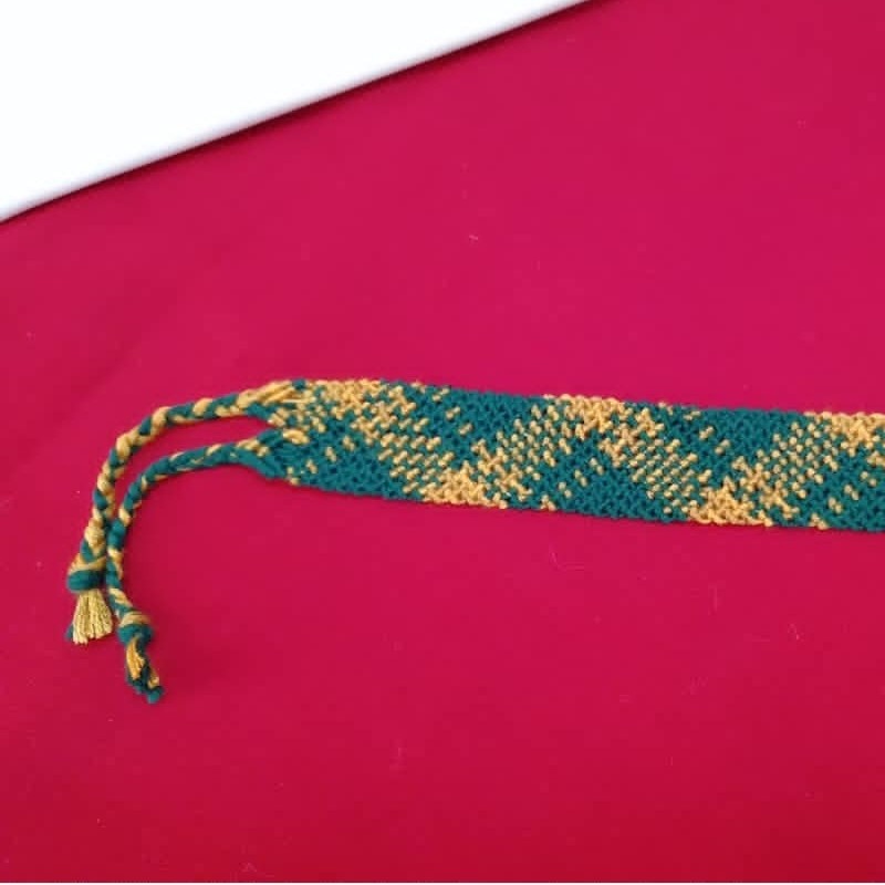 زیورالات ،دستبند زنانه و مردانه در طرح و رنگ دلخواه شما،بافته شده با نخ کوبلن.موقع سفارش حتما انداره دور مچ هم بفرستید 