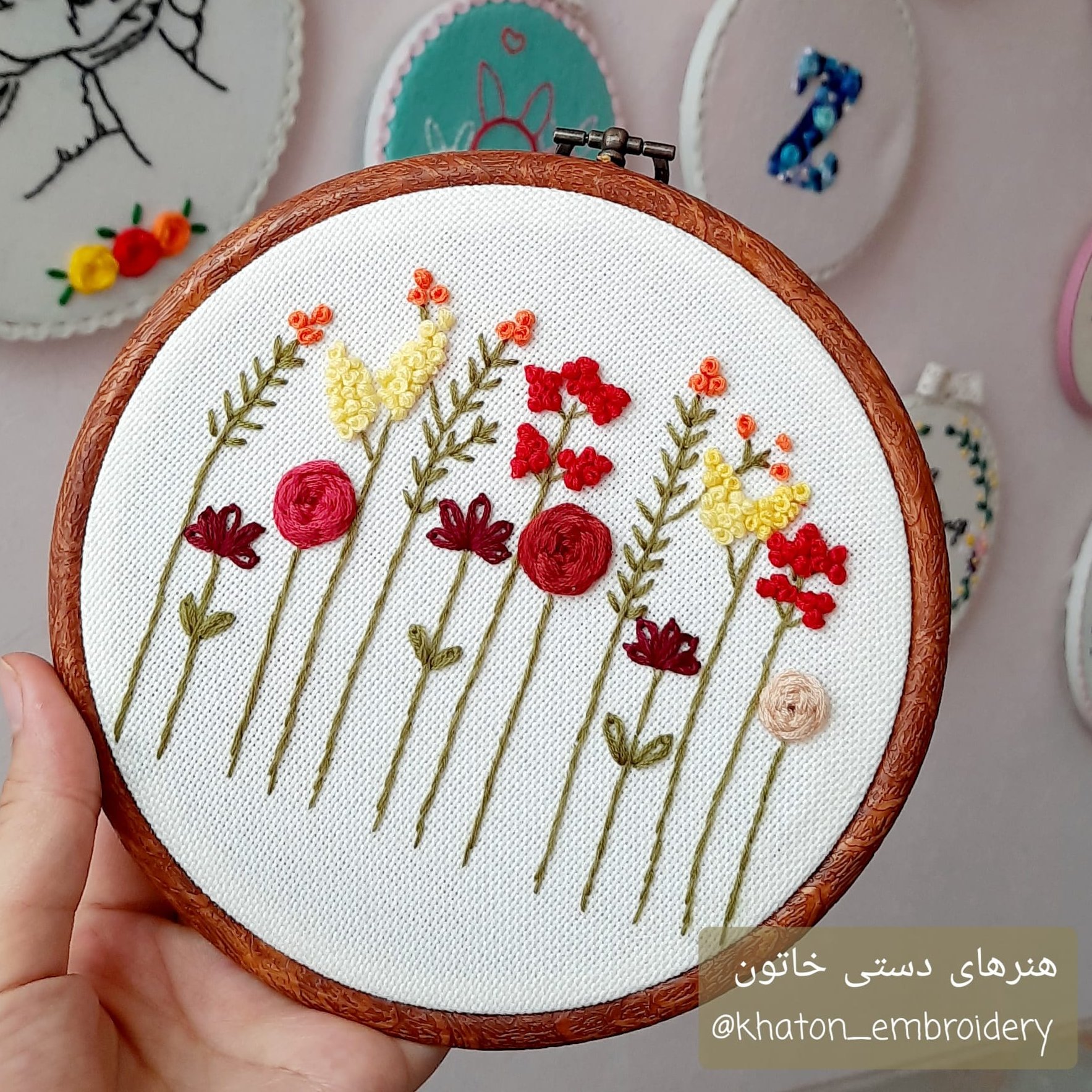 تابلوی گلدوزی شده طرح گل و بوته با کارگاه ژله ای