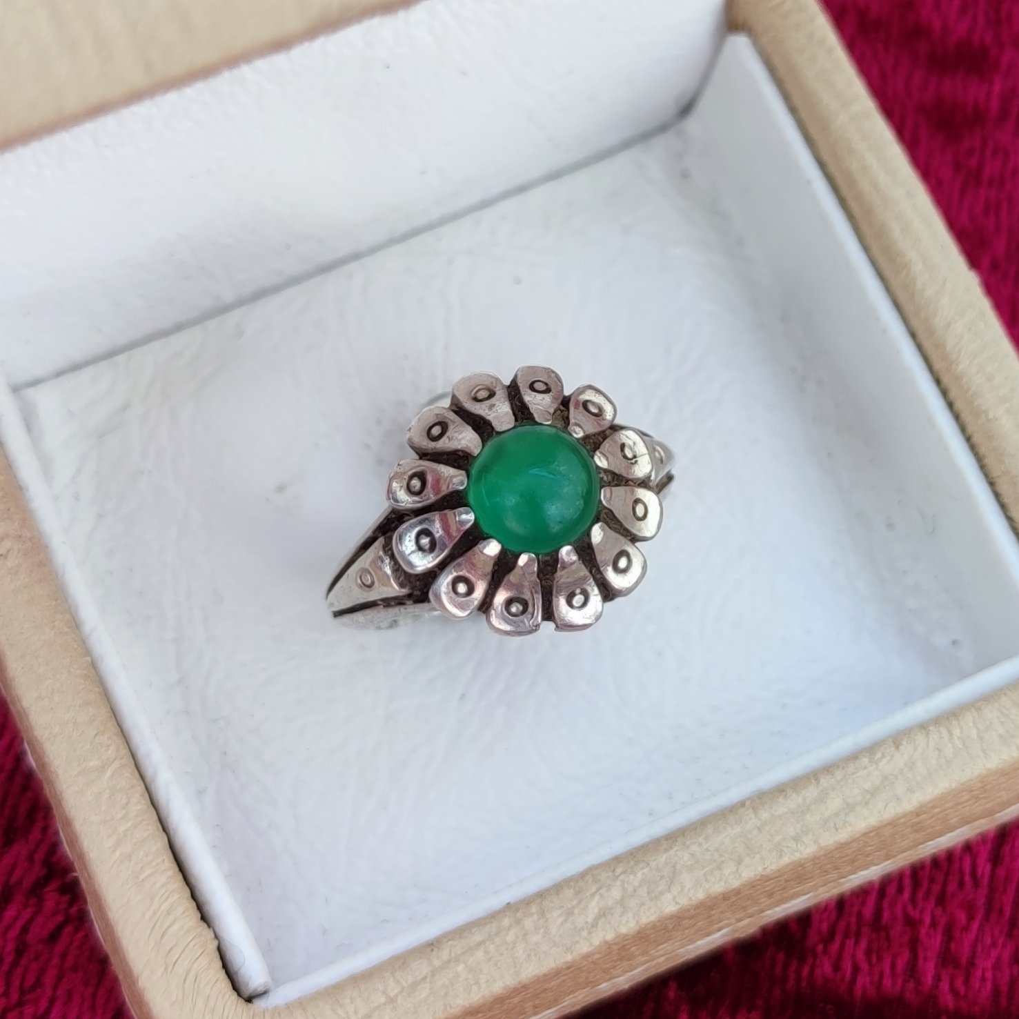 انگشتر نقره مردانه عقیق سبز آبدار با رکاب طرح گل آفتابگردان