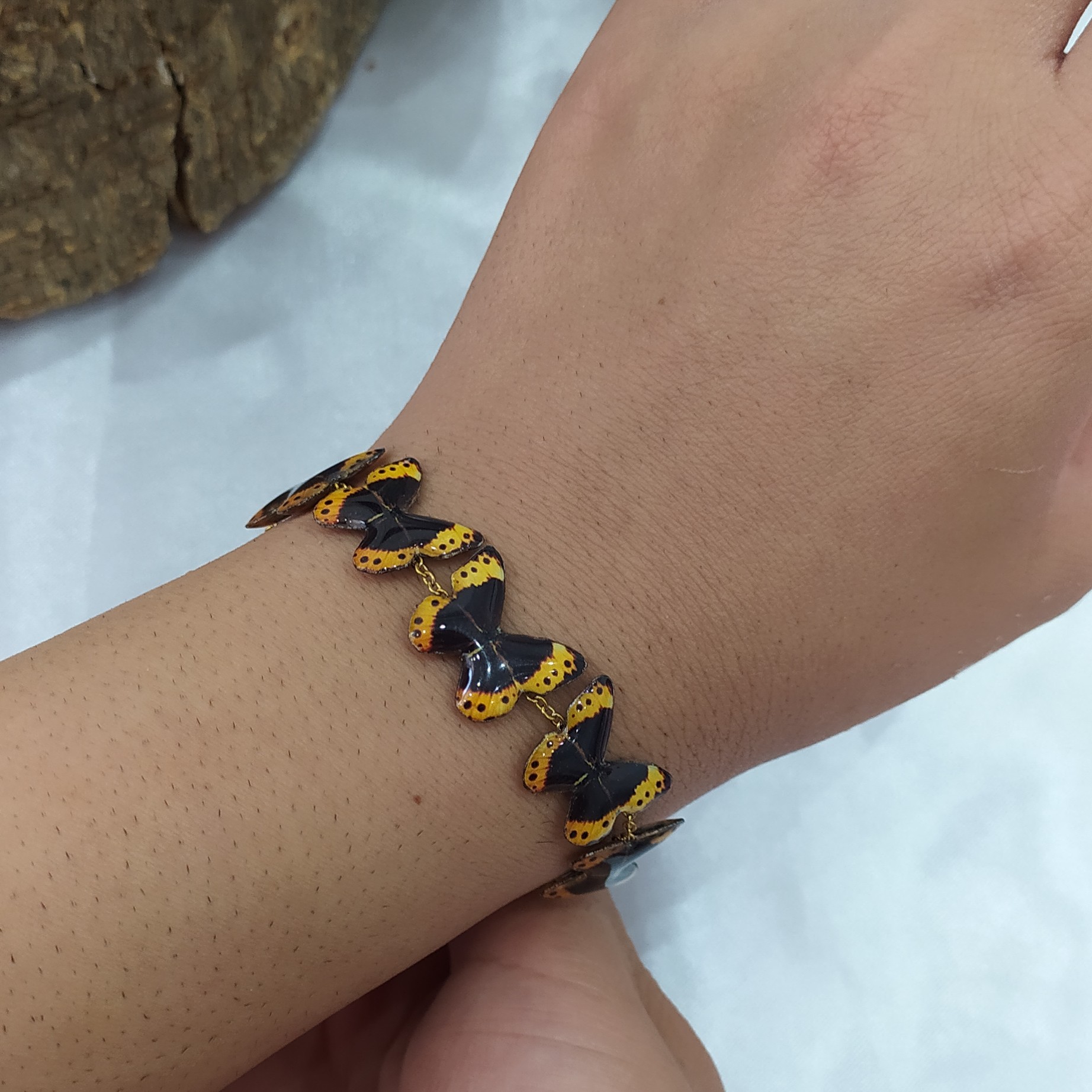 دستبند پنج پروانه رزینی مدل مشکی زرد با اتصالات رنگ ثابت و سایز دلخواه شما